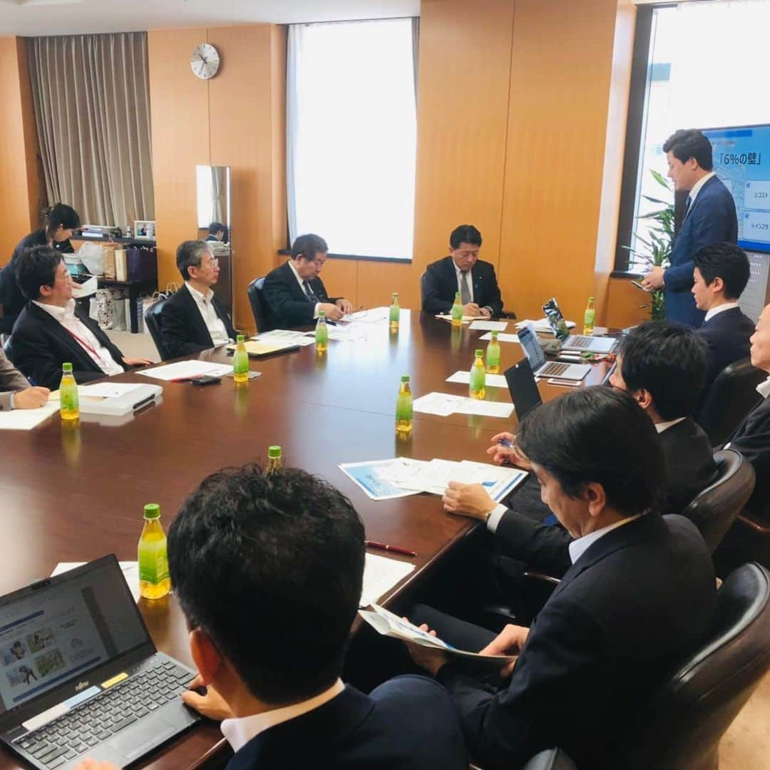 平井卓也さんのインスタグラム写真 - (平井卓也Instagram)「第43回Pitch to the Minister懇談会"HIRAI Pitch"です。テーマは「距離・身体・文化・時間、あらゆる制限を超えて人々を繋ぐ次世代モビリティが切り拓く未来」で、深堀昂・ANAホールディングスアバター準備室ディレクターからピッチ。遠隔地に置かれたロボットの「アバター（AVATAR）」を活用（遠隔操作）することで、離れた場所でもリアルタイムでコミュニケーション及び作業を行うことが出来ます。もとは「瞬間移動」を実現したい、との考えからバックキャストして検討、アバターの開発に至ったとのこと。現在、アバターのサービス実証、国際賞金レース、アバター技術を用いた宇宙開発を進めています。私もアバターを実演操作させて頂きましたが、もう一人の自分が外に居るように簡単に動作できます。驚きました。アバターを用いたプラットフォームを世界に先駆けて形成できる可能性がありますね。宇宙探査活動にもイノベーションをもたらします。この先の展開を注目したいと思います。ありがとうございました！ #平井卓也 #平井ピッチ #HIRAIPitch #アバター #avatar #次世代モビリティ」5月16日 11時49分 - hiratakuchan0125