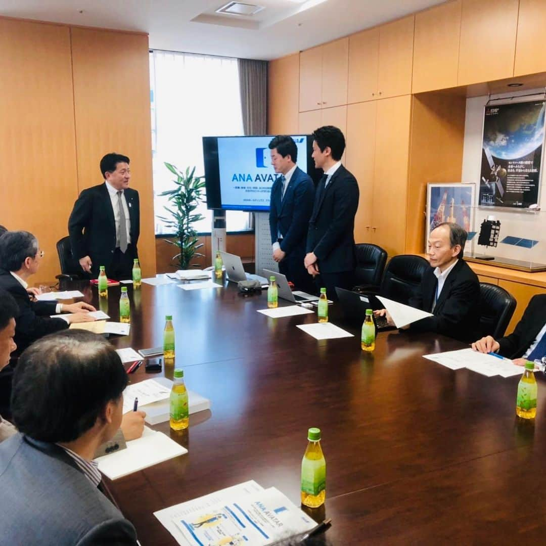 平井卓也さんのインスタグラム写真 - (平井卓也Instagram)「第43回Pitch to the Minister懇談会"HIRAI Pitch"です。テーマは「距離・身体・文化・時間、あらゆる制限を超えて人々を繋ぐ次世代モビリティが切り拓く未来」で、深堀昂・ANAホールディングスアバター準備室ディレクターからピッチ。遠隔地に置かれたロボットの「アバター（AVATAR）」を活用（遠隔操作）することで、離れた場所でもリアルタイムでコミュニケーション及び作業を行うことが出来ます。もとは「瞬間移動」を実現したい、との考えからバックキャストして検討、アバターの開発に至ったとのこと。現在、アバターのサービス実証、国際賞金レース、アバター技術を用いた宇宙開発を進めています。私もアバターを実演操作させて頂きましたが、もう一人の自分が外に居るように簡単に動作できます。驚きました。アバターを用いたプラットフォームを世界に先駆けて形成できる可能性がありますね。宇宙探査活動にもイノベーションをもたらします。この先の展開を注目したいと思います。ありがとうございました！ #平井卓也 #平井ピッチ #HIRAIPitch #アバター #avatar #次世代モビリティ」5月16日 11時49分 - hiratakuchan0125