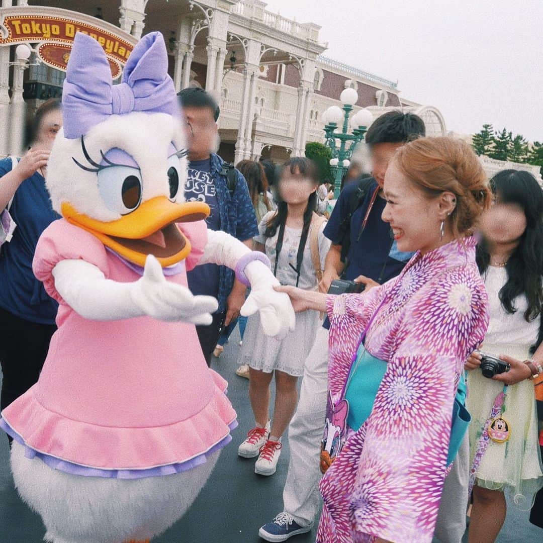 sayocoのインスタグラム：「一週間後は久しぶりすぎるDisney💘💭 ・ デイジーちゃんに会えるかな〜🥰？ 髪色やばめだけど、この日の感動は忘れない😭💖 ・ ・ #tokyodisneyland#3yearsago#daisyduck#ディズニーランド#七夕ディズニー#デイジーダック#キャラクターグリーティング」