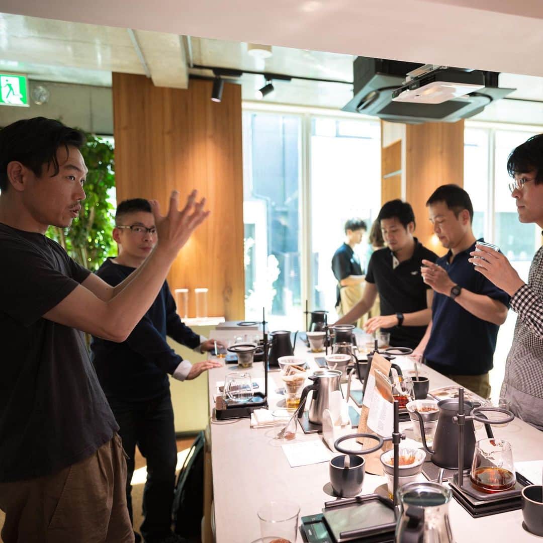 goodcoffeemeさんのインスタグラム写真 - (goodcoffeemeInstagram)「.﻿ 【WORKSHOP】﻿﻿ 日々の暮らしをより心地よく豊かにするテーブルウェアブランド「KINTO」の直営ショップにてSingle O Japan代表の山本さんがハンドドリップをレクチャーするワークショップが開催されました。Good Coffeeチームもご招待いただきましたので、当日の様子をレポートします！﻿﻿ ﻿﻿ 始めに山本さんが今年行かれたコスタリカの農園の様子を現地のお写真とともに貴重な体験談をお話しされ、産地の現状を知ることができました。その後、山本さんのデモンストレーションでドリップのポイントや注意点を教えていただきます。参加者の方々も皆さんメモや写真を撮りながら、熱心に聞き入る姿が印象的でした！﻿﻿ ﻿﻿ 最後には自宅に帰ってからもドリップができるよう、Single Oのコーヒー豆とより手軽においしいコーヒーが楽しめるドリップバッグがお土産に。とても充実した時間を過ごせました。﻿﻿ ﻿﻿ 次回以降の開催は未定ですが、ご興味ある方はKINTOの公式アカウント @kintojapan をフォローして最新情報をチェックしてみて。」5月16日 12時00分 - goodcoffeeme