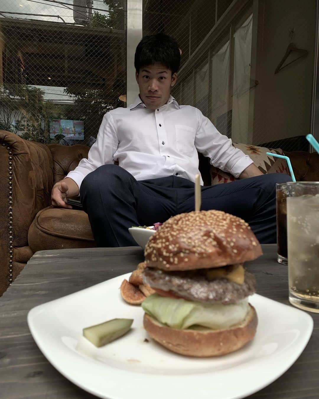 村上宗隆のインスタグラム：「広島から帰ってきて塩見さんとランチ🍔 明日からもまた頑張ります！！ 応援よろしくお願いします！！」
