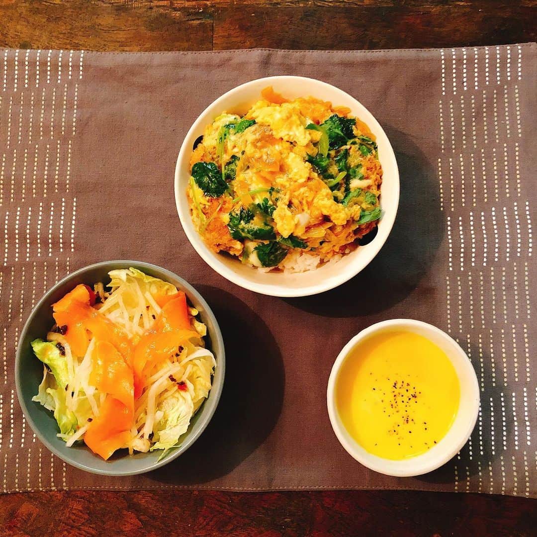 小沢真珠さんのインスタグラム写真 - (小沢真珠Instagram)「最近よく作るのが「カツ丼」。子供達がトンカツが大好きで1度に何枚も揚げるので残りを次の日のお昼「カツ丼」にして食べます。スープとサラダで洋風にしても、シジミの赤だしなどと一緒に和風にしても美味しいです♪  #カツ丼 #カボチャスープ#サーモンサラダ #しじみの赤だし#ピーマンのじゃこ炒め  #ランチ #おうちごはん #うちごはん #おひるごはん  #クッキングラム #instafood」5月16日 11時57分 - maju_ozawa