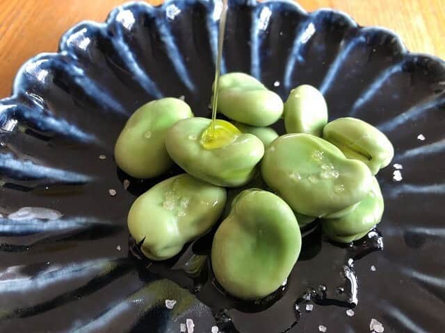 オリーブオイルライフさんのインスタグラム写真 - (オリーブオイルライフInstagram)「【ゆでそら豆のちょい塩オリーブ】 こんにちは、ＭＡＲＩＫＯです。 そら豆を八百屋さんで見つけると、初夏の気配を感じます。 さやの中のふわふわの綿に包まれているやわらかい豆は独特の香りと綺麗な緑色が魅力的です。 鮮度の落ちやすいそら豆はさやから出したらすぐにゆでて、ちょい塩オリーブでいただきましょう！ ・ 《材料　4人分》 そら豆（さや） 8本 オリーブオイル 小さじ2 岩塩 適量 ・ 《作り方》 ① さやからそら豆をとりだし、お歯黒（新鮮なものは緑色）の部分に包丁で切り込みを入れ、塩（大さじ1）でもんでおく。 ② 80℃くらいの湯で2分ほどゆでて、ザルにあげて冷ます。 ③ 皿に盛り、岩塩とオリーブオイルをかける。 新鮮なそら豆のさやは筋の部分が鮮やかな緑色をしていますが、時間がたつと茶色に変色するので緑の鮮やかなものを選びましょう。 さやから取り出すと劣化が早いので、すぐに調理をします。 ゆで上がりは、水にとると水っぽくなるのでザルで冷ましましょう。 そら豆の独特の香りと味わいを、ちょい塩オリーブが更に引き立たせてくれます。 辛口のスパークリングワインと共に初夏の味わいをお楽しみください！ ・ #オリーブオイル　#オリーブオイルライフ #そら豆　#岩塩　#ちょい塩オリーブ #オリーブオイルレシピ #そら豆レシピ #レシピ#おいしい#料理#グルメ#クッキングラム#デリスタグラマー#ごはん#おうちごはん#クッキング#いただきます#food#yammy#recipes#yummyfood#cooking#instafood#homemadefood#foodpic . . https://oliveoillife.jp/recipe/7963/」5月16日 12時04分 - oliveoillife