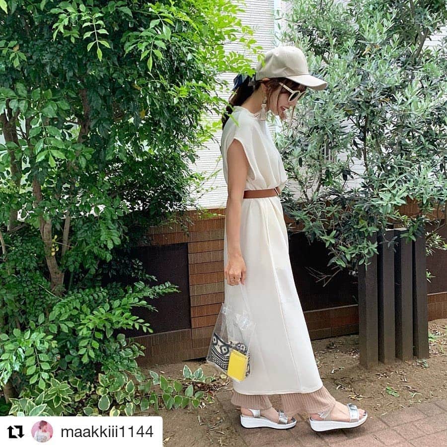 VIVIAN Collectionさんのインスタグラム写真 - (VIVIAN CollectionInstagram)「素敵なコーデありがとうございます🎵 . #Repost @maakkiii1144 (@get_repost) ・・・ ♡♡♡♡♡ . . 大好きな @equl_shop の カジュアルワンピ❣️ デザインの何もかもが可愛いよぉこれ♡♡ ブラウジングしてもしなくても ギャザーが入ってるから 1枚で主役級カジュアルワンピ完成なやつ♡♡ . 運動会これでいこ♡♡ そしてリングやサングラス 帽子 、ベルト、スカーフ付きのゴムなど小物ぜーんぶ @queen.lupis の❣️ もう激安すぎてびっくり😂 たぶん10個以上買ったけど3000円もいかなかったよ🤣💕 ステキ♡ . .  そしてめちゃめちゃ楽ちんなスポサンはシルバーにしたよー💕 こちらは @vivian_collection_official のもの♡ 5/20までウェッジサンダルフェアやってて対象商品が 全品20%オフだよ😍💕💕 さらに 今なら¥3980以上で送料無料だ🥰💕 ・ ・ ・ #viviancollection #vivian公式アンバサダー#vivian #zozotown  #ゾゾタウン  #大人カジュアル  #ルーファ  #ママコーデ #ママファッション  #プチプラコーデ  #運動会コーデ  #遠足コーデ #大人gu部」5月16日 12時05分 - vivian_collection_official