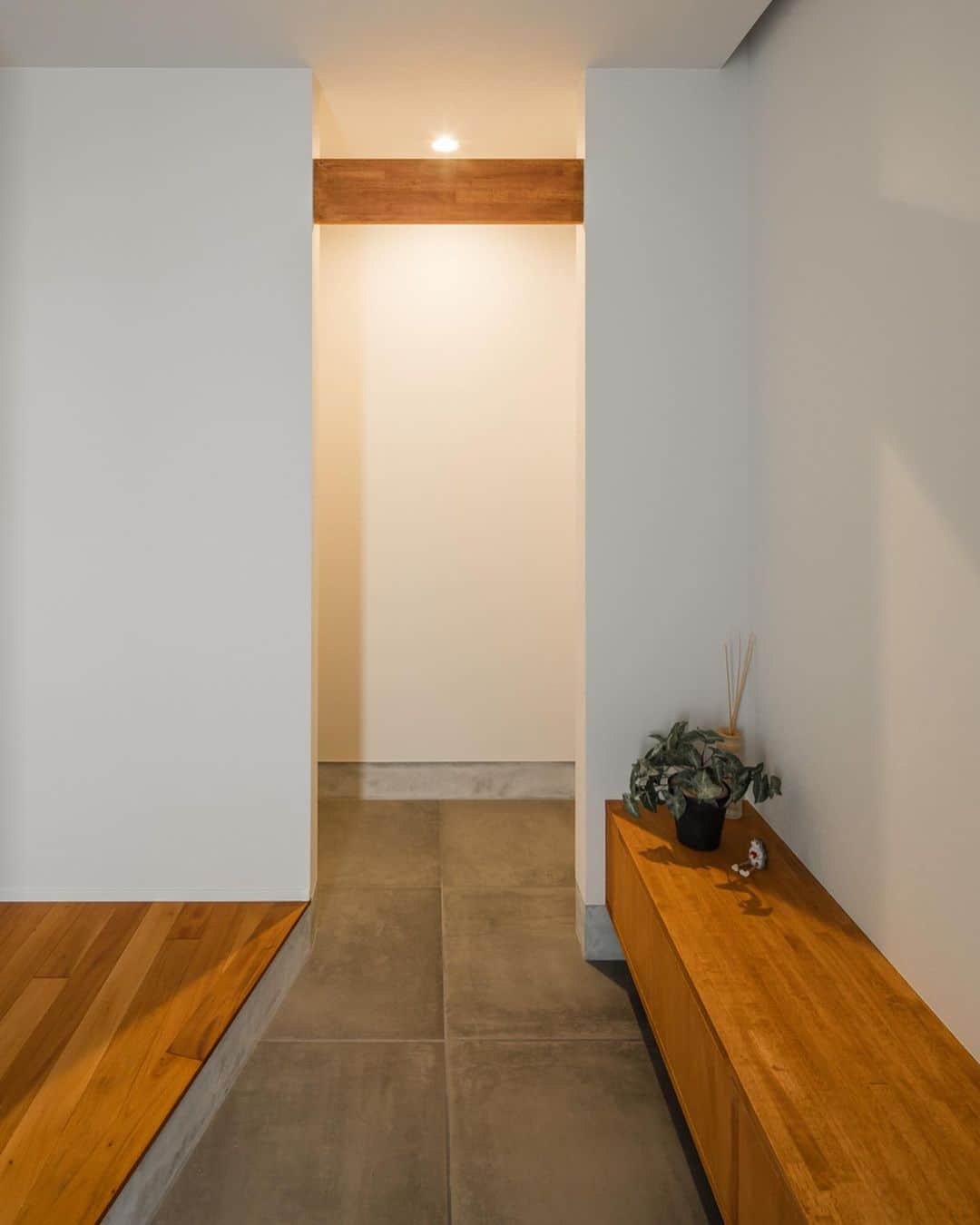ルポハウス一級建築士事務所さんのインスタグラム写真 - (ルポハウス一級建築士事務所Instagram)「・ ・ ・ グレー×ブラウン×ホワイト シンプルな配色ですんなり入れる玄関。 ・ マホガニーの無垢床の温かさと、クールなモルタル調のタイルの組み合わせは相性抜群！ ・ 奥にシューズクロークを設え、必要な時は幕板からロールスクリーンを下げて目隠しすることも可能です。 ・ ベンチも兼ねた収納ですっきりまとめています。 ・ ・ ・ 𓐌𓐌𓐌𓐌𓐌𓐌𓐌𓐌𓐌𓐌𓐌𓐌𓐌𓐌𓐌𓐌𓐌𓐌  ルポハウスの施工事例はこちらまで☞ @reposhouse  𓐌𓐌𓐌𓐌𓐌𓐌𓐌𓐌𓐌𓐌𓐌𓐌𓐌𓐌𓐌𓐌𓐌𓐌 #ルポハウス は#ちょっとかっこいい家 を"友人のために" という思いでつくっています。 一生に一度の#マイホーム。 「あなたにしかできない」×「ルポハウスだからできる」で、 私たちだけの#家づくり を思いっきり楽しんでみませんか？！ ・ ・ ・ #住宅 #注文住宅 #新築一戸建て #住まい #シンプルな暮らし #デザイナーズ住宅  #一級建築士事務所 #設計事務所 #滋賀県大津市 #滋賀県草津市 #マホガニー #マホガニー無垢 #名古屋モザイクタイル #コットメント #建築化照明 #幕板#ベンチ収納 #フロートタイプ」5月16日 12時06分 - reposhouse