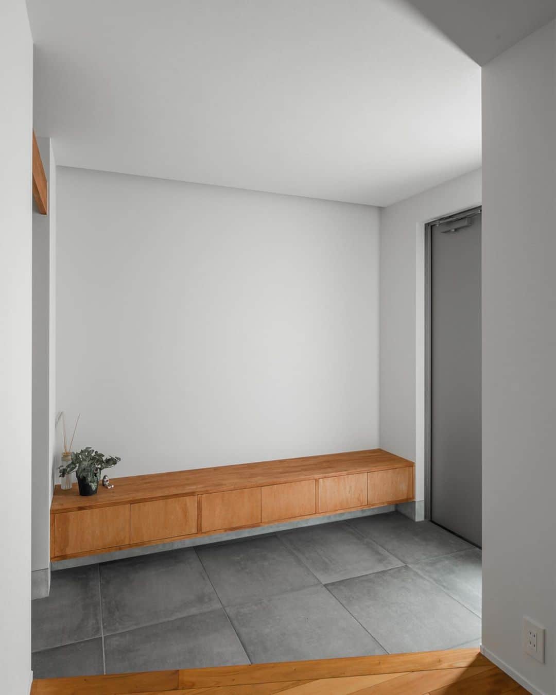 ルポハウス一級建築士事務所さんのインスタグラム写真 - (ルポハウス一級建築士事務所Instagram)「・ ・ ・ グレー×ブラウン×ホワイト シンプルな配色ですんなり入れる玄関。 ・ マホガニーの無垢床の温かさと、クールなモルタル調のタイルの組み合わせは相性抜群！ ・ 奥にシューズクロークを設え、必要な時は幕板からロールスクリーンを下げて目隠しすることも可能です。 ・ ベンチも兼ねた収納ですっきりまとめています。 ・ ・ ・ 𓐌𓐌𓐌𓐌𓐌𓐌𓐌𓐌𓐌𓐌𓐌𓐌𓐌𓐌𓐌𓐌𓐌𓐌  ルポハウスの施工事例はこちらまで☞ @reposhouse  𓐌𓐌𓐌𓐌𓐌𓐌𓐌𓐌𓐌𓐌𓐌𓐌𓐌𓐌𓐌𓐌𓐌𓐌 #ルポハウス は#ちょっとかっこいい家 を"友人のために" という思いでつくっています。 一生に一度の#マイホーム。 「あなたにしかできない」×「ルポハウスだからできる」で、 私たちだけの#家づくり を思いっきり楽しんでみませんか？！ ・ ・ ・ #住宅 #注文住宅 #新築一戸建て #住まい #シンプルな暮らし #デザイナーズ住宅  #一級建築士事務所 #設計事務所 #滋賀県大津市 #滋賀県草津市 #マホガニー #マホガニー無垢 #名古屋モザイクタイル #コットメント #建築化照明 #幕板#ベンチ収納 #フロートタイプ」5月16日 12時06分 - reposhouse