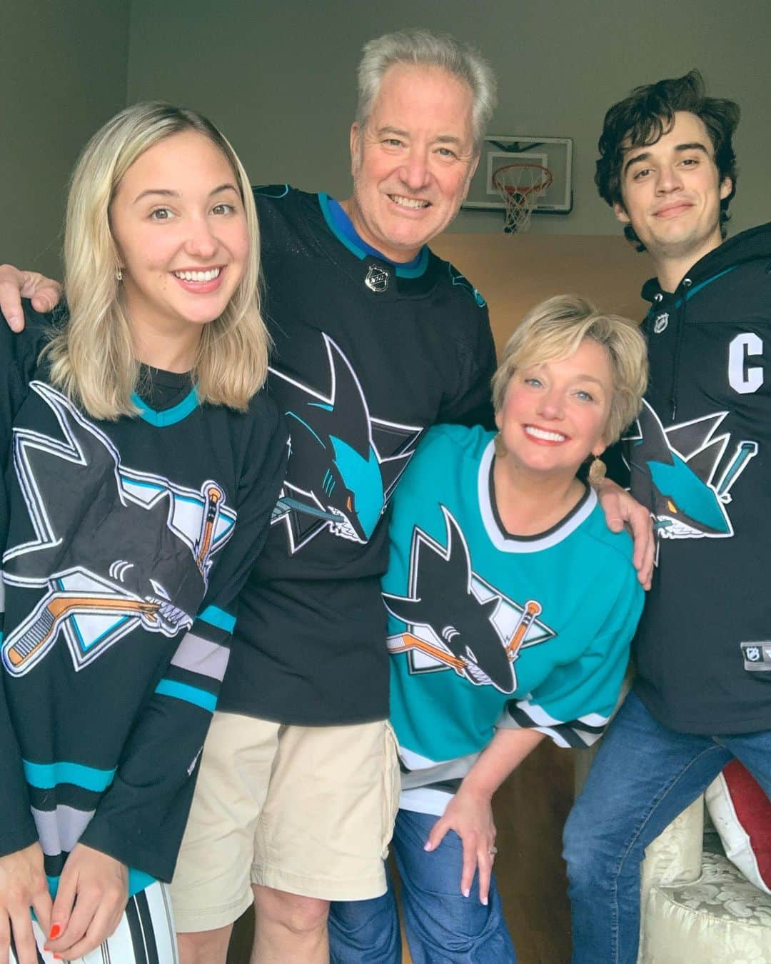 ジョーイ・ブラッグさんのインスタグラム写真 - (ジョーイ・ブラッグInstagram)「Converted some Sharks fans with the OT game winner hand pass from @tmeier96! Still feels like a win to us! @sanjosesharks @nhl」5月16日 12時12分 - joeybragg