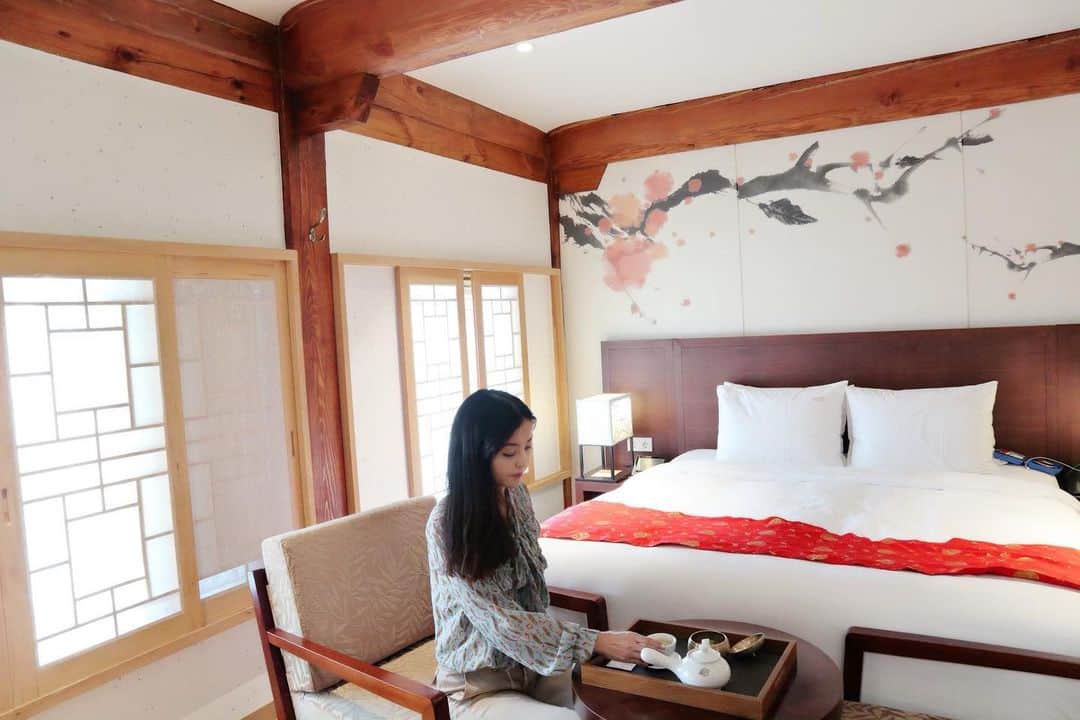 大桃美代子さんのインスタグラム写真 - (大桃美代子Instagram)「仁川の慶源斎アンバサダーホテルにきました。  30部屋の韓屋つくりのホテルですが、5つ星を獲得しています。  5/15日のブログに詳しく。  プロフィールからとんでくださいね。  #慶源斎アンバサダーホテル #仁川#松島#セントラルパーク#luxurylifestyle #luxuryhotel #韓国#韓屋#여행#인천#韓国旅行#韓国留学#韓国グルメ#大桃美代子#korea#タビジョ#マイトリ#genic_mag#tabijyo_hotel」5月16日 12時13分 - miyoko_omomo