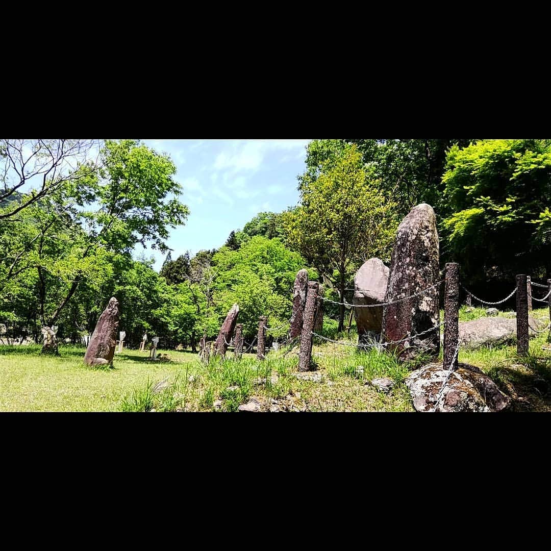 松本隆博のインスタグラム：「。 またまた宇佐市なう。 ここは佐田京石という所。 なぜここにこんね沢山の 石があるのかははっきり とは定説はないとの事。 この石を取り除くと暴風 になるとの言い伝えがある。 ……松本隆博よ！もっと いしかたくせよ！ と\(*ˊᗜˋ*)/」