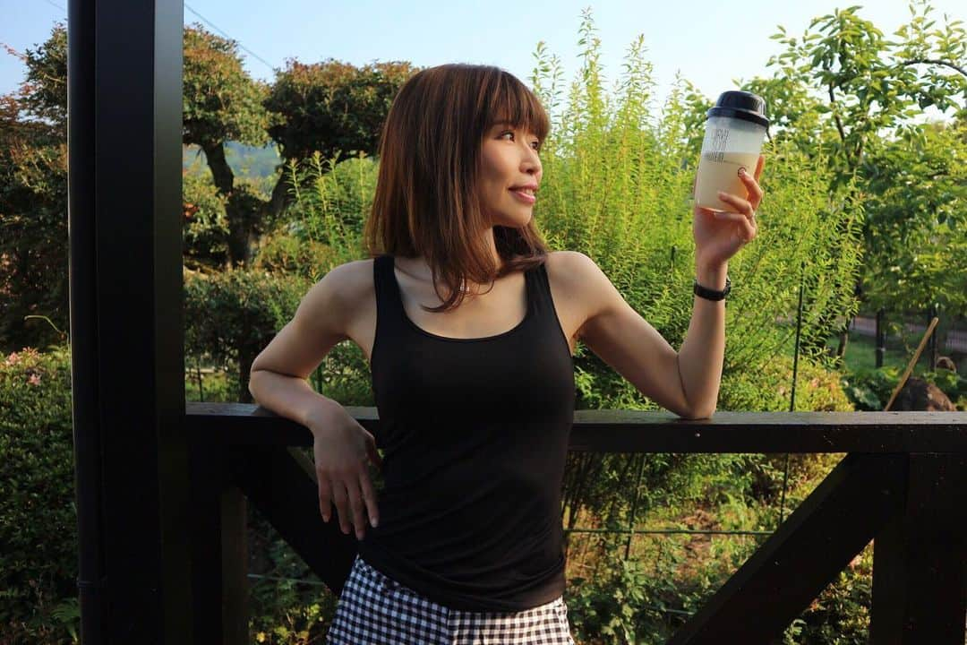 RENA さんのインスタグラム写真 - (RENA Instagram)「置き換えダイエットという事で、8週間続けてきたプロテインドリンクの @withus_online ・ 体も見た目もスッキリしてきた気がする🥣🌴 ． 意外と忙しい朝にバタバタ出ちゃうから朝食抜きで昼食をガッツリ食べがちだったけど、あえてこれを朝飲む事でお昼にガッツリ食べな くてよくなりました✨ . 出張が多い私は地方でもどこでも持ち運べてすっごく便利🍍🥥🍓 . 高たんぱく・ローファット処方のカーヴィースリム プロテインは、 タンパク質を求める私にピッタリ☀️ . デザインが可愛いのも良い♪ ぜひチェックしてみてください✨ . . 薄着になる夏に向けてまだ間に合うよ❤︎ . . . . #curvyslimprotein #カーヴィースリムプロテイン #置き換えダイエット #ダイエット食 #8週間チャレンジ #美容 #スポーツ女子 #ボディメイク #アスリート #FiNC #FiNCアンバサダー #protein #smoothie #diet #bodymake #forbody #health #athlete #sport #curvyslim #カーヴィースリム #カーヴィースリムFiNCアンバサダー」5月16日 12時24分 - rena_flare