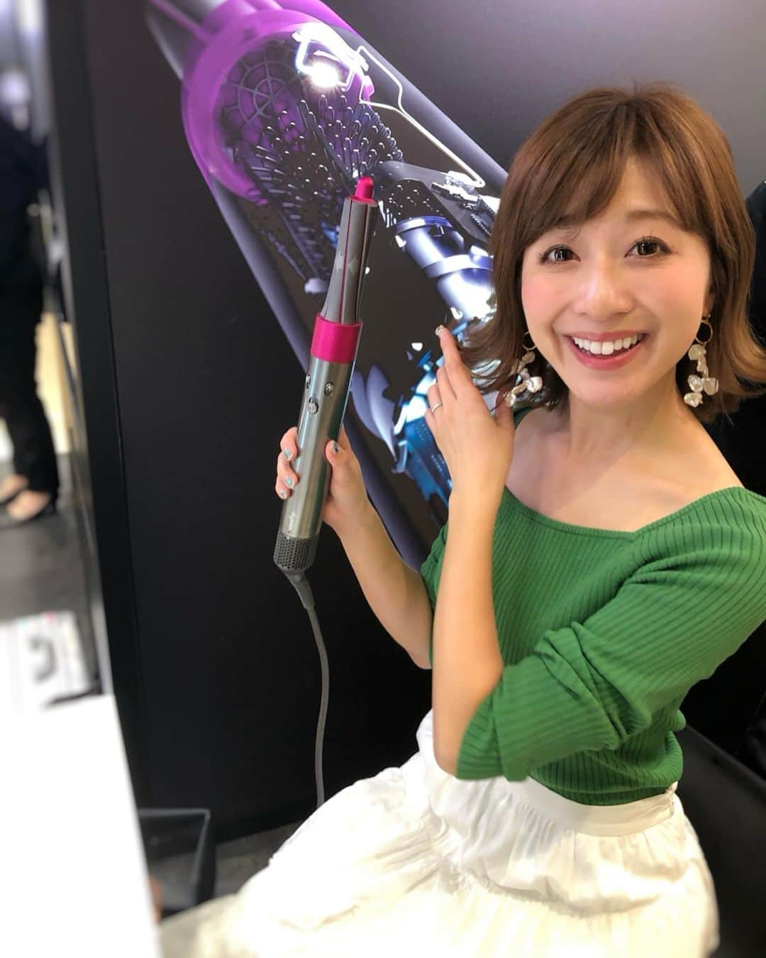 水野佐彩さんのインスタグラム写真 - (水野佐彩Instagram)「・ ダイソンエアラップの 西武池袋本店 ポップアップショップへ🧡💛 スタイリストさんに教えてもらって 外ハネのやり方をマスター💪🏽✨ スワイプして2枚目見て❤︎ とっても簡単にあっという間に完成🙌🏾❤️ 毛先に上からコテを当ててるだけだから 首を火傷する心配もないよね😉 (通常のコテみたいに熱くなくて、風で巻いてくれるんだよ😊💕) 5/15〜5/21のポップアップショップなので ぜひこの機会にエアラップ試してみてください🍀 #dysonhair #dyson #pr #hair #hairarrange #エアラップ #coordinate tops,skirt#frayid pierce#uiqut #ヘアアレンジ #巻き髪 #外ハネ」5月16日 12時25分 - saaya_mizuno