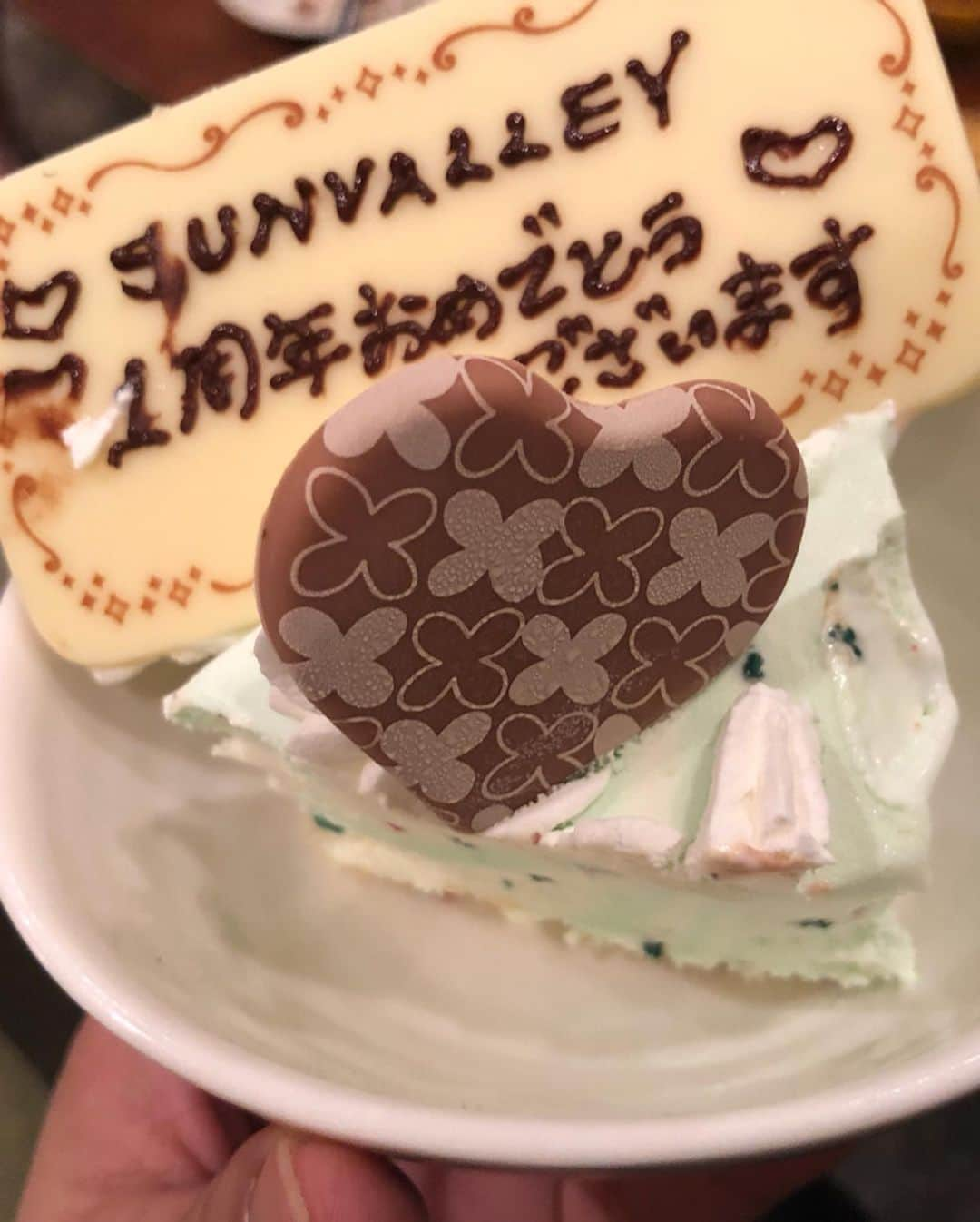 朝日光輝さんのインスタグラム写真 - (朝日光輝Instagram)「昨日の撮影でサプライズ😆  アイス🍨好きだからと！！ サーティワンのアイスクリームケーキ🎂 ✨  ポッピングシャワー✨最高👌  @kuwana_qj_mariko ありがとうござます🙏 * * * * * * * * * #サーティワン#サーティワンアイスクリーム #サーティワンアイスケーキ #ポッピングシャワー #アイスおじさん#ありがとうございます#🙏#🙇‍♂️#1周年#祝い#sunvalley」5月16日 12時34分 - mitsuteru_asahi