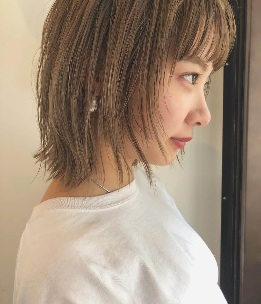 カワシリアツシのインスタグラム：「レイヤーボブ✂︎ シアベージュ🌿 ・ ・ ・ ・ブリーチの回数がわからない。 ・値段が気になる。 ・ダメージが心配。など なんでもご気軽にご相談ください😊 ・ ご予約やご相談はURLもしくはDM・LINEにて待ちしております🙆‍♂️ ・ ・ ・ ご予約はトップページURLをクリック😊 もしくはDMください✉️ ・ ネットで×になってても お取りできるお時間もございますので、 ご気軽にご相談ください🙆‍♂️ ・  #アディクシー #イルミナカラー  #外国人風カラー #ミニボブ #切りっぱなしボブ #ハイライト #外ハネ #グラデーション #外国人風 #ポートレート #美容室 #美容院 #美容学生 #撮影 #東京 #渋谷  #ショートヘア #グレージュ  #ブルージュ #ブリーチ #portrait #フィルムカメラ #hairstyle #ショートカット #haircolor #ハイトーン #데일리룩 #时尚 #แฟชั่น#デジキュア」