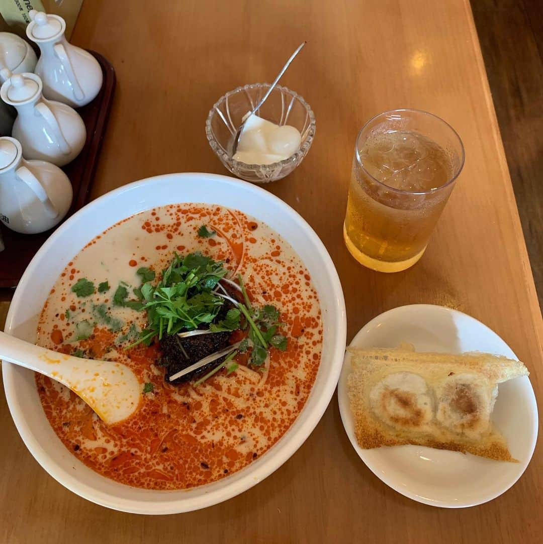 くろさんのインスタグラム写真 - (くろInstagram)「担々麺🍜🥟850円 先月まで800円だったのに値上がりしてる… ランチはライス・スープ・ザーサイ・2個餃子・杏仁豆腐付き（正しくはセットのみライス・スープ・ザーサイが付くっぽい） ※担々麺にはライス付きません #担々麺 #写真にはパクチーのってないのにパクチーが… #パクチー苦手なのに #一味玲玲 #一味玲玲新橋2号店 #新橋ランチ」5月16日 12時27分 - m6bmw