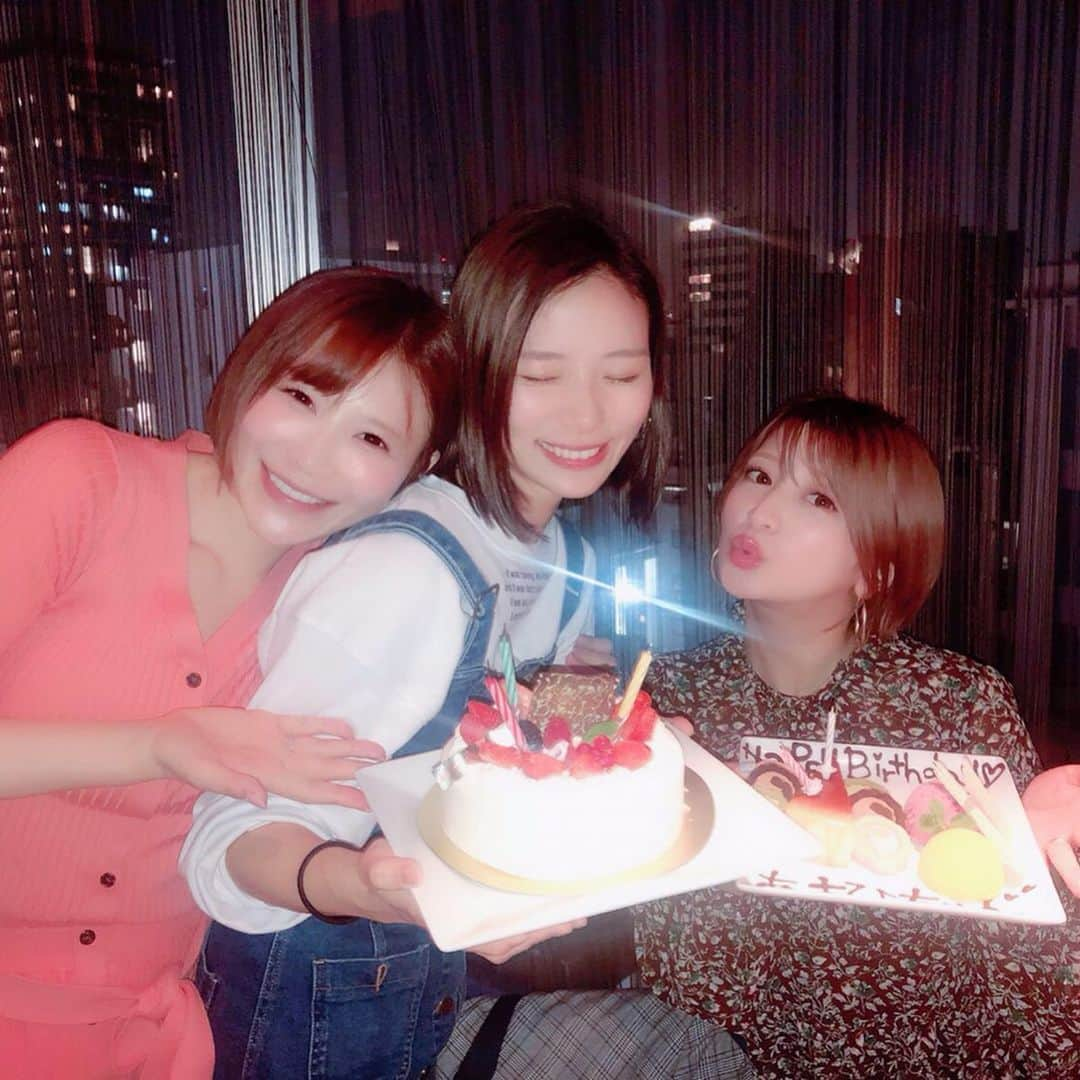 矢口真里さんのインスタグラム写真 - (矢口真里Instagram)「やーっとこさ朝日ちゃんのお誕生日できました🎂😁✨ ・ みんなの時間がピタッと合った日に夜景の見える場所で大人な感じ😊✨だけどくだらない話で爆笑しまくりの夜でした🤣🤣🤣✨みんなちょっとずつ涙出てたもんwてじさんのセクシーショットもいただきました♡赤ワインを飲む良い女（風）w ・ 朝日ちゃんの明るさは本当に周りをパッと明るくします😊✨歩くパワースポット😁✨名前の通りだね✨２５歳もおめでとう💐✨今も順調だけど、もっともっと幸せが訪れますように😋✨」5月16日 12時28分 - mariyaguchi_official