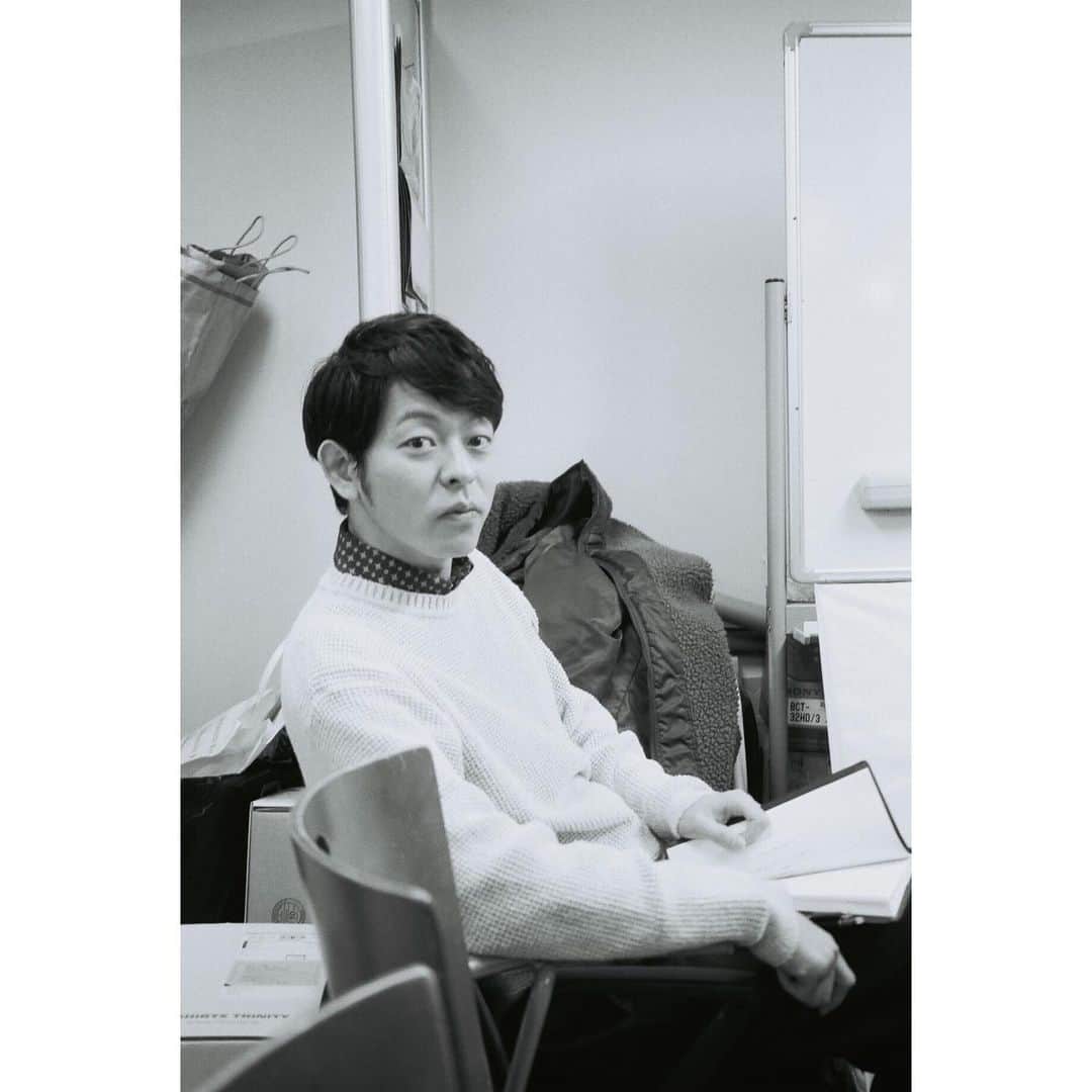 藤井武美のインスタグラム：「はい、今夜7話ですよ 篝さんとの不倫関係、えっと、あのー。 いや！ついに篝家が！！！！ 私の大好きな丹羽さんの一枚を‥‥😶 #向かいのバズる家族 #山中崇 さん #film」