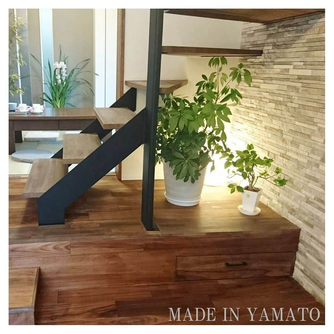 YAMATOの家さんのインスタグラム写真 - (YAMATOの家Instagram)「. #階段 下も素敵な場所♪ #観葉植物 をおいて#ライトアップ  #緑 がはえます！ . . MADE IN YAMATO MADE IN YAMATO . . #yamatoの家  #御殿場  #設計事務所 #マイホーム #注文住宅  #設計  #デザイン #新築  #小山町  #裾野  #長泉町  #沼津  #三島 #made #in #yamato  #大和建設 #家  #インテリア  #住宅  #建築 #ナチュラル  #パパ  #ママ  #設計士 #設計士とつくる家」5月16日 12時33分 - yamato_house