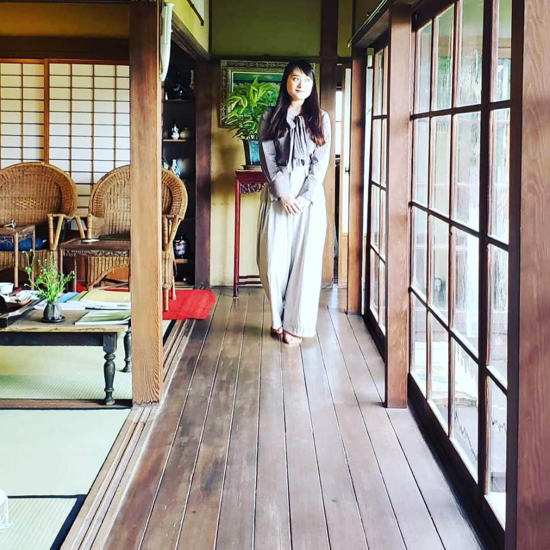 佐藤綾子さんのインスタグラム写真 - (佐藤綾子Instagram)「☕️古民家喫茶で人生の後始末☕️﻿ ﻿ 長崎市の西山神社に向かう階段を上ると…﻿ 築100年の古民家を活用したカフェが先月オープンしました☕︎✨﻿ ﻿ 窓からは英彦山と、斜面に家が立ち並ぶ長崎の街並みが一望できます。﻿ 一歩足を踏み入れると、なんだか懐かしい香りとそよそよと気持ちいい風を感じられる古民家でした🏡🌳﻿ ﻿ 店主の吉田さんは定年退職された後に「残りの人生をどう生きるか」をゆったり考える場所をつくりたいとカフェをオープン。﻿ 私はまだ振り返るほど長い人生を送ってはいませんが、これからの生き方を考える機会をくれる場所だと感じました。﻿ 階段を上るのはしんどいけど！でも、高ければ高い壁の方が登った時気持ちいいもんなってミスチルの桜井さんも言ってますし、景色も雰囲気もコーヒーも格別でした💁‍♀️🌈﻿ ﻿ このニュースはあすの夕方18:15からの﻿ 「nccスーパーJチャンネル長崎」でお伝えします！﻿ ぜひご覧ください🌟﻿ ﻿ ☕️CAFE妙見茶房﻿ ☕️長崎市西山本町8-8﻿ ☕️木曜定休 11:00〜16:00﻿ ☕️👆きょうはおやすみです！﻿ ﻿ #取材日記 #長崎市 #長崎市カフェ #古民家カフェ #妙見茶房 #CAFE妙見茶房 #スペシャリティコーヒー﻿ #ncc #ncc長崎文化放送 #スーパーJチャンネル長崎 #アナウンサー #女子アナ #てんきゅながさき」5月16日 12時36分 - satoaya_ncc