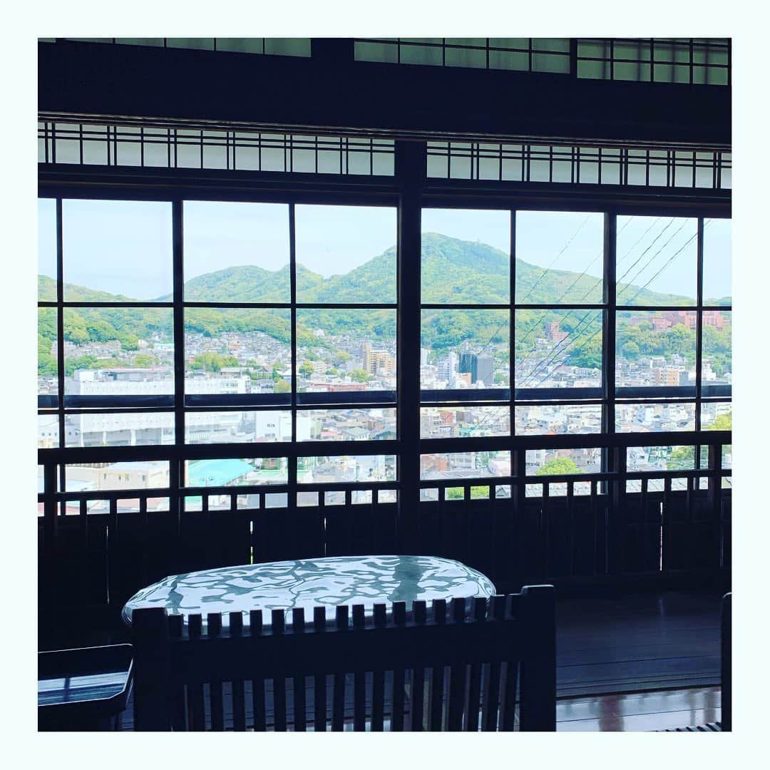 佐藤綾子さんのインスタグラム写真 - (佐藤綾子Instagram)「☕️古民家喫茶で人生の後始末☕️﻿ ﻿ 長崎市の西山神社に向かう階段を上ると…﻿ 築100年の古民家を活用したカフェが先月オープンしました☕︎✨﻿ ﻿ 窓からは英彦山と、斜面に家が立ち並ぶ長崎の街並みが一望できます。﻿ 一歩足を踏み入れると、なんだか懐かしい香りとそよそよと気持ちいい風を感じられる古民家でした🏡🌳﻿ ﻿ 店主の吉田さんは定年退職された後に「残りの人生をどう生きるか」をゆったり考える場所をつくりたいとカフェをオープン。﻿ 私はまだ振り返るほど長い人生を送ってはいませんが、これからの生き方を考える機会をくれる場所だと感じました。﻿ 階段を上るのはしんどいけど！でも、高ければ高い壁の方が登った時気持ちいいもんなってミスチルの桜井さんも言ってますし、景色も雰囲気もコーヒーも格別でした💁‍♀️🌈﻿ ﻿ このニュースはあすの夕方18:15からの﻿ 「nccスーパーJチャンネル長崎」でお伝えします！﻿ ぜひご覧ください🌟﻿ ﻿ ☕️CAFE妙見茶房﻿ ☕️長崎市西山本町8-8﻿ ☕️木曜定休 11:00〜16:00﻿ ☕️👆きょうはおやすみです！﻿ ﻿ #取材日記 #長崎市 #長崎市カフェ #古民家カフェ #妙見茶房 #CAFE妙見茶房 #スペシャリティコーヒー﻿ #ncc #ncc長崎文化放送 #スーパーJチャンネル長崎 #アナウンサー #女子アナ #てんきゅながさき」5月16日 12時36分 - satoaya_ncc