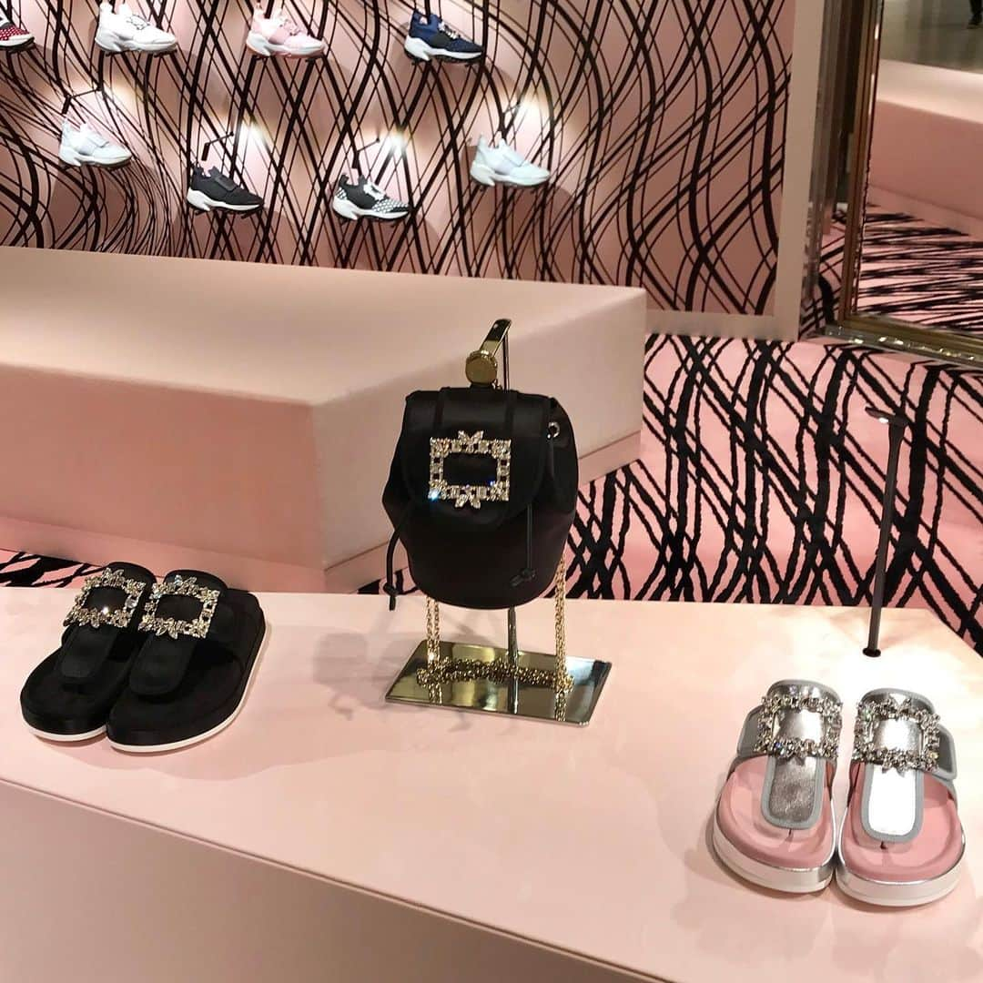 HANKYU.MODEさんのインスタグラム写真 - (HANKYU.MODEInstagram)「VIV RUN by Roger Vivier Until 5/21 At 5F Cotocoto Stage 51  #Hankyu #HANKYUMODE #umedahankyu #阪急うめだ本店 #うめだ阪急 #阪急百貨店 #osaka #umeda #mode #RogerVivier #ロジェヴィヴィエ #sneaker #スニーカー #VivRun」5月16日 12時37分 - hankyumode