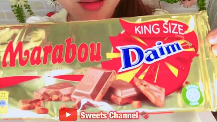 のインスタグラム：「IKEAで買った Marabou Daimというチョコレートの咀嚼音音フェチ動画です☺️🎧 (過去動画のピックアップです📹) 全編はYouTube✨ 「スイーツちゃんねる チョコレート」 で検索をお願いします☺️🙏✨ ＊＊＊＊＊＊＊＊＊＊＊＊＊＊ Please subscribe 【YouTube】 Sweets Channel Anmitsu ＊＊＊＊＊＊＊＊＊＊＊＊＊＊ #mukbang #mukbangvideo #eatingshow #mukbangasmr #mukbangeatingshow #asmrvideo #asmrvideos #asmrfood #asmr #asmreating #asmrsounds #asmrmukbang #mukbangasmr #asmreatingsound #eatingvideo #eatingsound #eatingsounds #eating  #chocolate #Marabou #Daim #yummy #音フェチ動画 #音フェチ  #咀嚼音 #ザクザク #サクサク #SweetsChannel #SweetsChannelAnmitsu #スイーツちゃんねる #あんみつASMR」