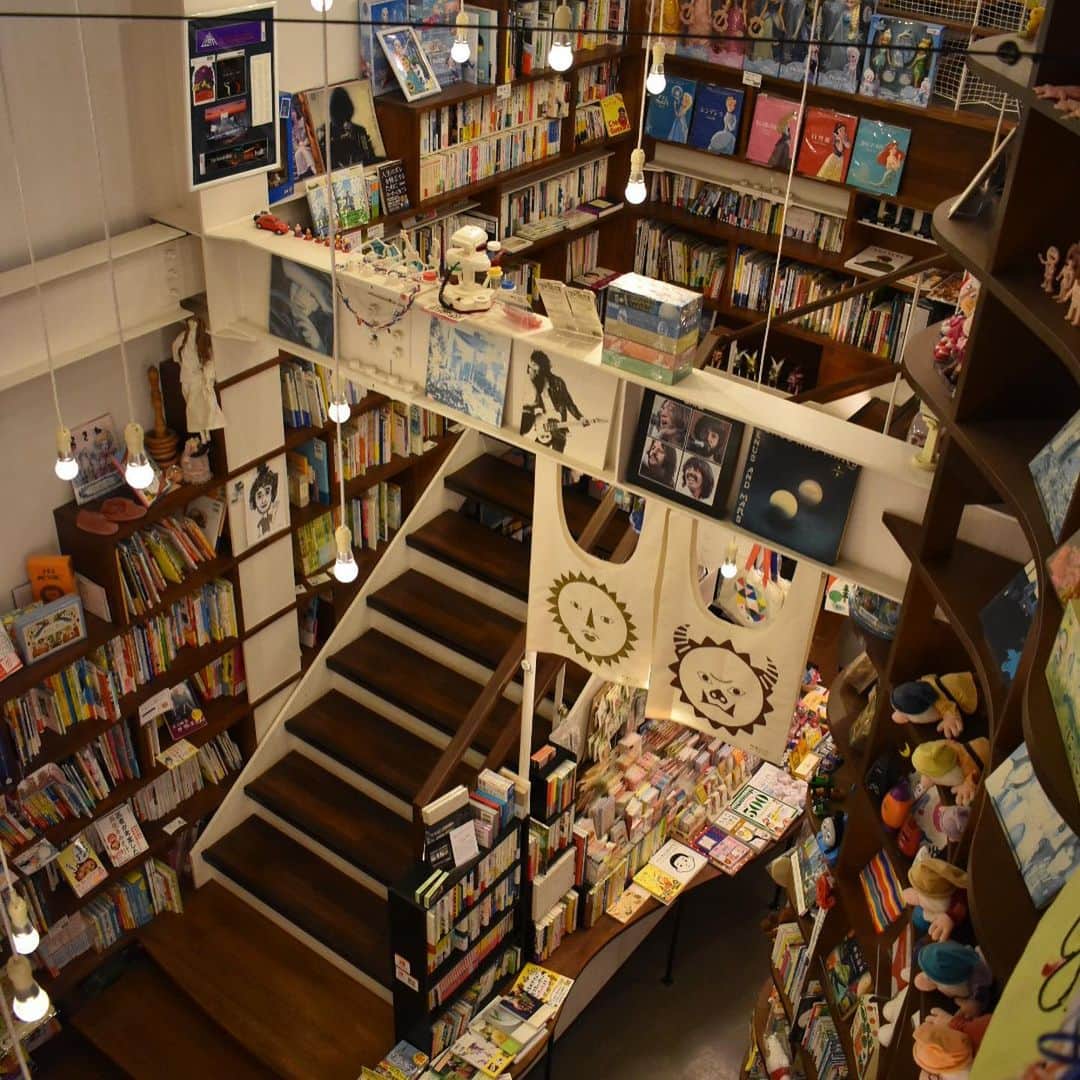 偕成社さんのインスタグラム写真 - (偕成社Instagram)「【こどもの本屋さんにいこう！】全国の児童書専門店の店主の方に、お店の紹介から本のえらびかた、近所のおすすめスポットまで教えてもらう連載、第5回目。  今回は大正15年創業の書店・文具店から、2012年に絵本専門店としてリニューアルオープンしたBOOK FOREST（森百貨店）。 店内に足を踏み入れると、かっちりとした印象のある外観からは想像できない、にぎやかな空間が広がっています。まさに「本の森」のような空間で、あなたのお気に入りの1冊、みつけてみませんか。  くわしい記事は @kaiseisha_pr のリンク先、「こどもの本屋さんにいこう！」の最新記事をご覧ください♫  毎回15日に都道府県を変えてご紹介しています。次回もお楽しみに！  #偕成社 #BOOK FOREST #森百貨店 #子どもの本専門店 #児童書専門店 #子どもとおでかけ #こどものいる暮らし #こどもとおでかけ」5月16日 12時46分 - kaiseisha_pr