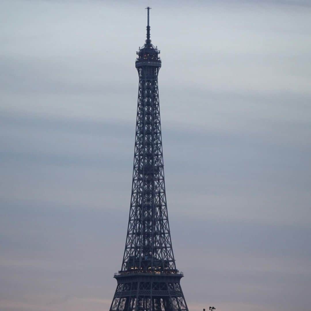 林信行さんのインスタグラム写真 - (林信行Instagram)「Jour 0 visite à paris, Mai 2019 le jour du 130ème anniversaire de la Tour Eiffel  パリ0日目は偶然、エッフェル塔の130周年でした！」5月16日 12時47分 - nobihaya