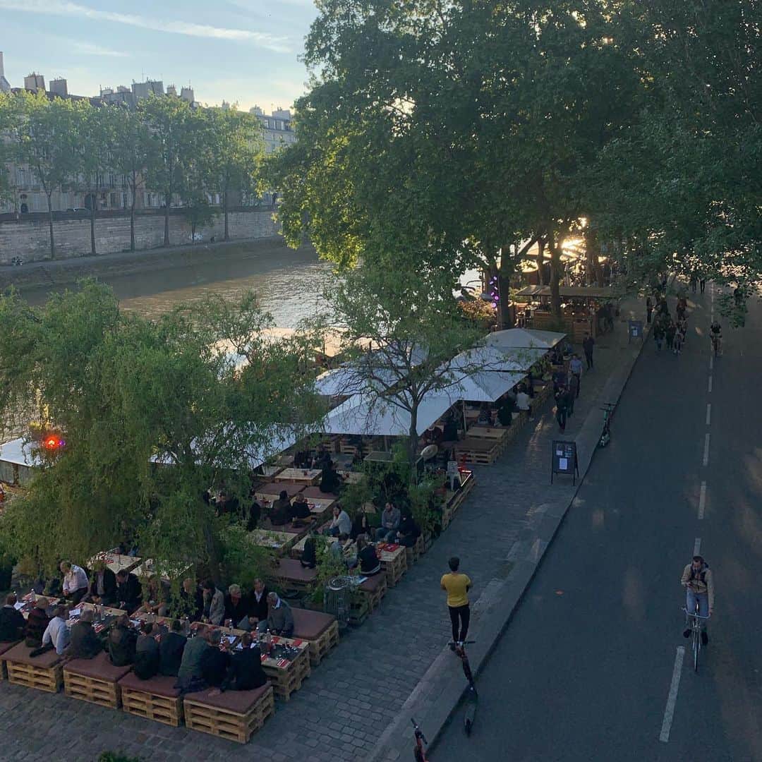 林信行のインスタグラム：「Jour 0 visite à paris, Mai 2019 le jour du 130ème anniversaire de la Tour Eiffel  パリ0日目は偶然、エッフェル塔の130周年でした！」