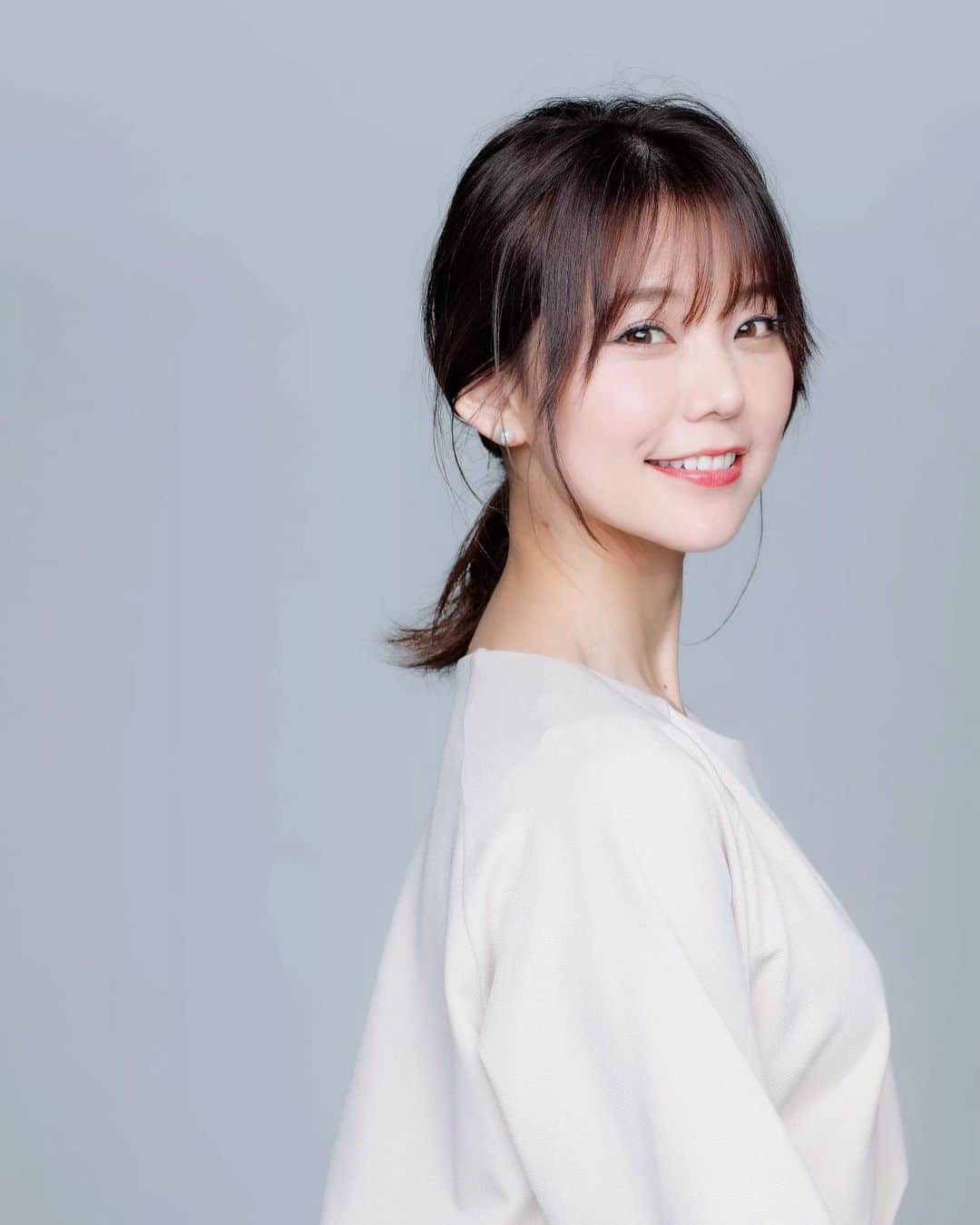 林村ゆかりのインスタグラム：「一流のメイクアップアーティスト、カメラマンのかたに顔を作っていただきました！  新しいコスメで新しい自分に出会うmeecoのイベント。新しいコスメを使う時ってワクワクしますね❤︎ 新しい顔になると新鮮な気持ちに。 色んな素敵な化粧品と出会えました💓  お洒落な美味しいものもいただけて素敵なイベント✨  すごくお綺麗なモデルの土屋さんの美の秘訣も聞けました！お化粧をどんなに疲れてたり、酔ってても必ず落とす。赤身のお肉を週3食べるということでしたよ💕  #meeco #newme #meecoコスメイベント #美的 #oggi #domani#美容#美容好き#自撮り#selfie#makeup#メイク#コスメ好き#メイク好き」