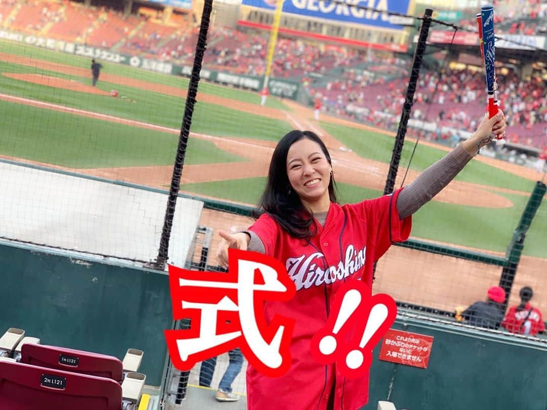 青山恵梨子さんのインスタグラム写真 - (青山恵梨子Instagram)「⚾︎❤︎⚾︎❤︎⚾︎ 来たる 7月19日金曜日。  ズムスタで始球式させていただける事になりました‼️‼️ 広島人として なんと光栄な事。 主演ロングランに続き、ずっと観客席から見ていたマウンドに立てるなんて… 今もまだ夢のようです。  7月19日、18:00〜のナイターです！ 巨人戦初日！！！ 一緒に全力応援しましょう‼️‼️‼️ #始球式 #カープ #carp #広島カープ #広島東洋カープ #広島 #ひろしま #hiroshima #鯉 #こいほー #水金地火木ドッテンカープ #カープファン #カープ女子 #カープ好き  #宮島さん #カープファンと繋がりたい #MAZDA #ズムスタ #マツダズームズームスタジアム #わらび座 #ミュージカル #茶の夢 #上田宗箇 #上田流 #神楽 #神楽部 #広島神楽」5月16日 12時50分 - eriko_aoyama