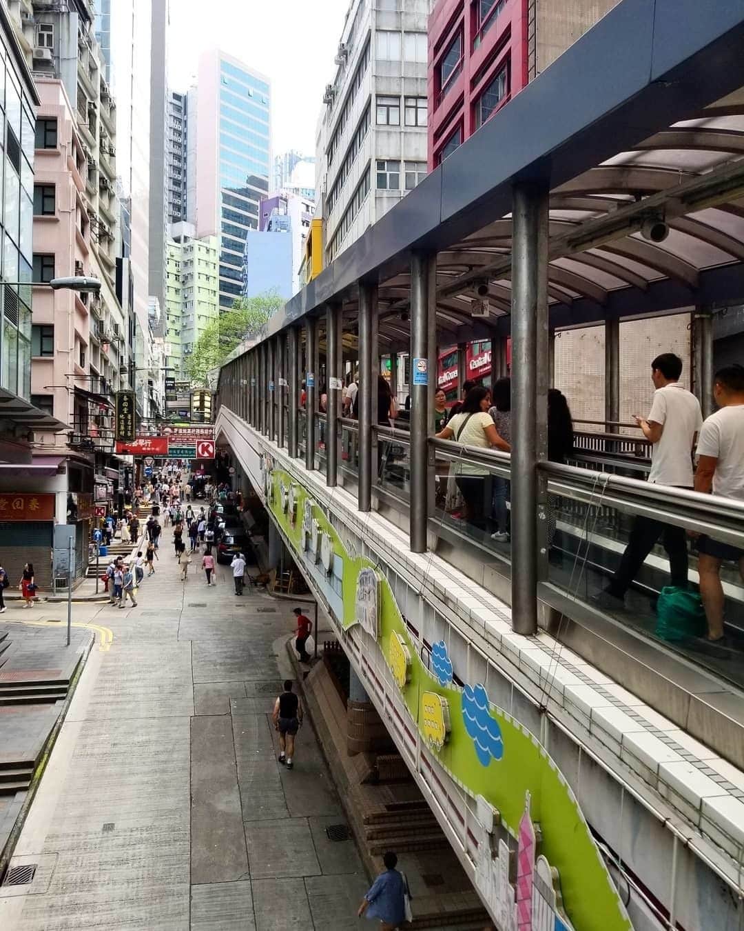 Discover Hong Kongさんのインスタグラム写真 - (Discover Hong KongInstagram)「A Hong Kong travel tip: if you’re in Central, use the Central-Mid-Levels escalator to travel uphill effortlessly. 香港旅遊點子：若你要從中環去半山區，使用自動扶梯可是非常方便的啊！ 香港観光のおすすめ：香港島のセントラルを街歩きする時に便利なのが、ミッドレベルエスカレーター。坂道の多いセントラルを快適に移動するならこれ！ 📷: @jogalovetravel #DiscoverHongKong #repost」5月16日 13時01分 - discoverhongkong