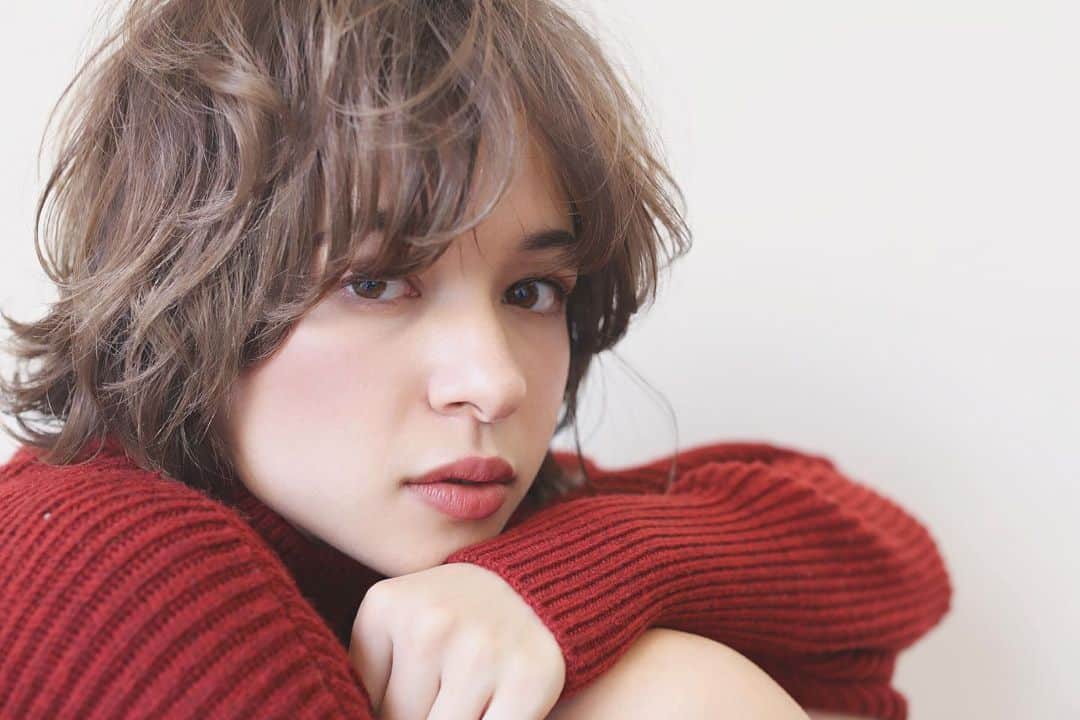 渡部幸也のインスタグラム：「ショートボブヘアで前髪分けて、ラフなくしゃパーマで無造作ヘアに仕上げました✨ ハニーベージュのカラーも、艶と肌が綺麗に見えるのでオススメです🙆‍♂️ 今月も今日から後半戦✂️ ご予約、お待ちしています😊  #ヘアスタイル #ヘア #髪型 #ヘアカタログ #ヘアセット #ヘアアレンジ #パーマ #カラー #ヘアカラー #hair #恵比寿美容院 #代官山美容室 #代官山美容院 #美容学生 #サロン #中目黒美容室 #中目黒美容院 #恵比寿美容室 #サロンモデル #lala__hair #ヘアメイク #hpb_hair #中目黒 #代官山 #恵比寿 #渋谷 #ar_magazine #murua #emoda #snidel」