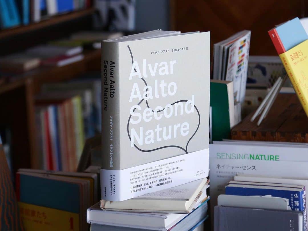 nostos booksさんのインスタグラム写真 - (nostos booksInstagram)「オープンしました。本日の #ノストスオススメ は、昨年から国内を巡回している『アルヴァ・アアルト もうひとつの自然』展図録。﻿ ﻿ 20世紀を代表するフィンランドの建築家、アルヴァ・アアルト。アアルトは人と自然の関係性をみつめなおし、日々の生活に根ざした合理性と、環境との調和を追求しました。その「総合芸術」は、とても人間的。半世紀を経ても、現在のわたしたちの日常にもすんなりと馴染みます。﻿ ﻿ 本書にはパイミオのサナトリウム、ヴィープリの図書館をはじめとする代表的な建築物、数々の椅子・スツール、照明などのプロダクトデザインを収録。掲載された図面や写真は300点以上にのぼります。﻿ ﻿ 本図録は、はやくも入手困難になりつつある模様。買い逃してしまった方はお早めにどうぞ。﻿ ﻿ ﻿#アルヴァアアルト #アルヴァアアルト展 #アルヴァアアルトもうひとつの自然 #神奈川県立近代美術館 #東京ステーションギャラリー #名古屋市美術館 #青森県立美術館  #nostosbooks #本屋 #書店 #bookstore #bookshop #本 #book #books #読書 #本好き #本が好き #世田谷線 #松陰神社前」5月16日 12時59分 - nostosbooks