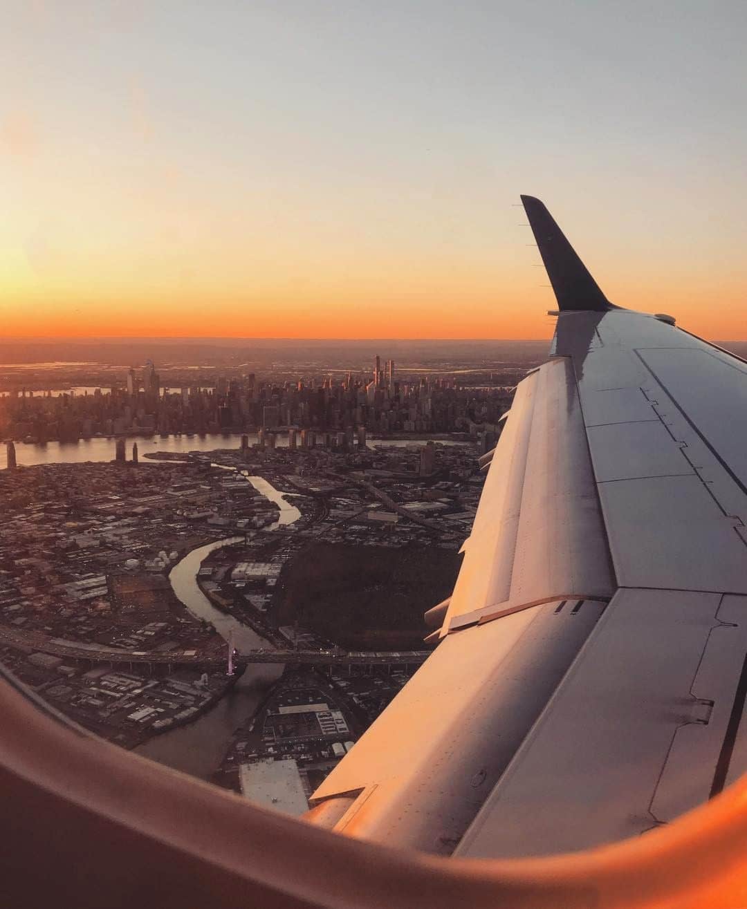 デルタ航空さんのインスタグラム写真 - (デルタ航空Instagram)「“No greater treat than seeing your city from the sky at sunset.” ⠀⠀⠀⠀⠀⠀⠀⠀⠀ Photo: @seetheworldgoby」5月16日 13時00分 - delta