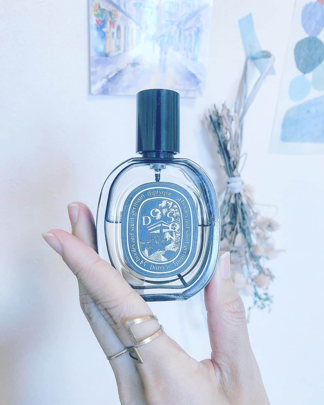 のインスタグラム：「The scent you gave me.  香りは私を守ってくれるような気がする。  包まれている  #今日の青い  #diptique #doson #blue #room #perfume」