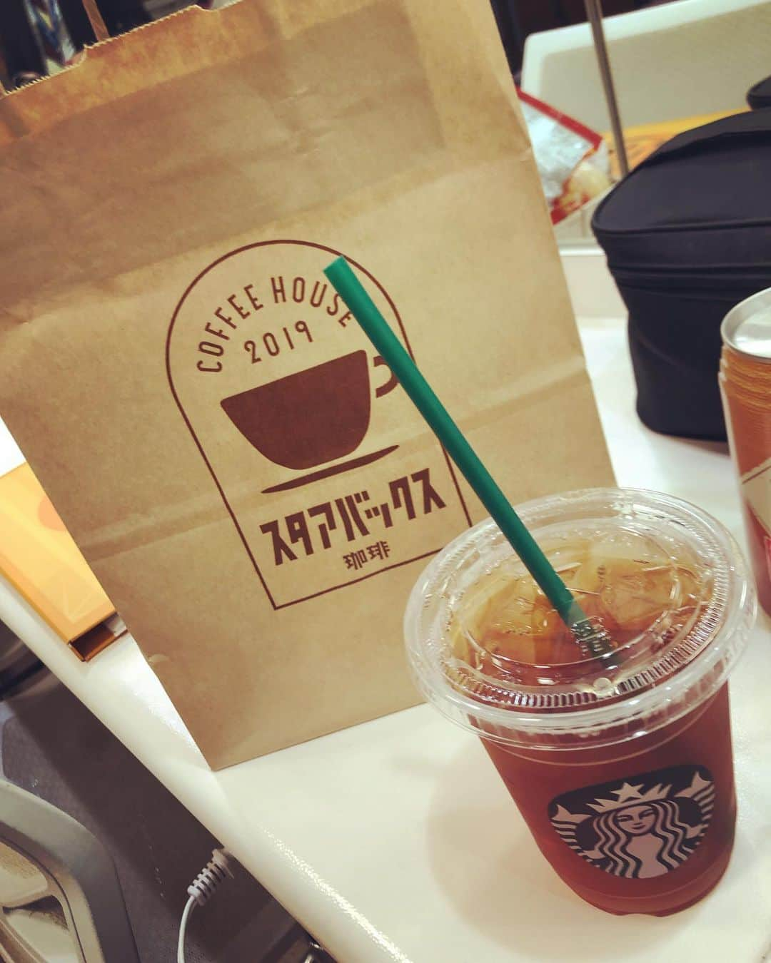 川田裕美さんのインスタグラム写真 - (川田裕美Instagram)「かわいい！✨ スタバの袋がレトロになってる✨🥰 #starbucks#スタバ」5月16日 13時05分 - hiromikawata163