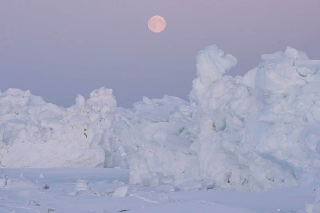 National Geographic Travelさんのインスタグラム写真 - (National Geographic TravelInstagram)「Photo by @kiliiiyuyan | Floating on the Arctic Ocean, a towering piece of multiyear sea ice rests under the light of a full moon. Not long ago, the majority of sea ice looked like this-- meters thick and capable of supporting great weight. For the last several years since I’ve been following subsistence hunters across this landscape, the sea ice has gotten thinner and more dangerous. This year, arctic Alaska has broken innumerable records for the warmest March temperatures in history. Follow me, @kiliiiyuyan, for more from the Arctic and beyond. #climatechange #seaice #arctic」5月16日 13時12分 - natgeotravel