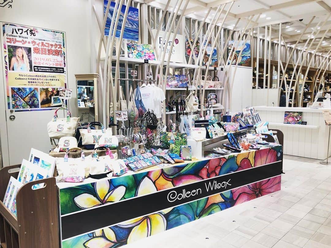 ラレイアのインスタグラム：「🌺 本日🆕OPEN!! ・ 渋谷ヒカリエ ShinQs 2FにColleen WilcoxのPOP UPストアが期間限定OPEN😊✨ ・ 5.29(wed)までの開催になります🌴 ・ さらに5.25(sat)はColleen Wilcox本人もヒカリエPOP UP STOREに来店が決定😍💕 ①13:00〜 ②14:00〜 の2回に渡り来日イベントも開催予定なので、皆さま是非ご来店ください💙 ・ 詳細はこちらまで 03-6804-6947 ・ 【access】 Colleen Wilcox POP UP store 渋谷ヒカリエ ShinQs2F ステージ2 10:00〜21:00 ・ ・ ・ #newopen#surfart#surf#beach#sea#nature#gallery#art#painting#instagood#instagram#colleenwilcox#hawaii#aloha#渋谷#渋谷ヒカリエ#ヒカリエ#アート#サーフ#ハワイ#アロハ#コリーンウィルコックス」