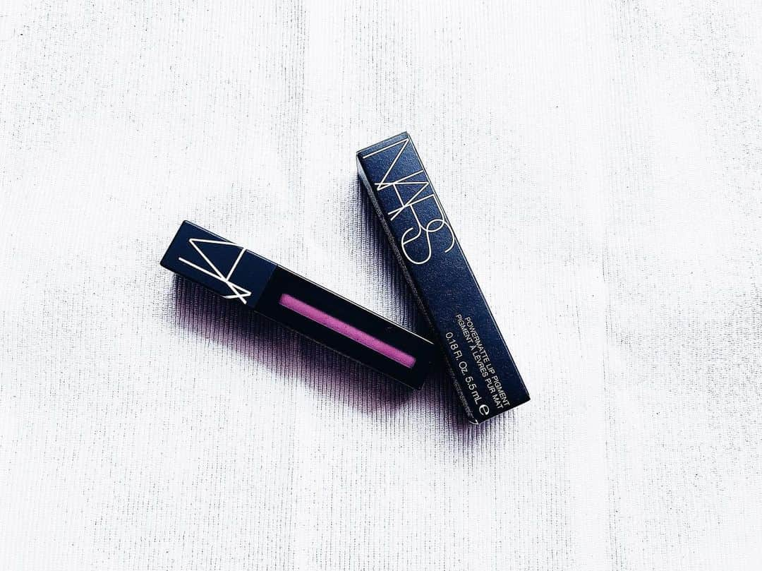 日下裕江さんのインスタグラム写真 - (日下裕江Instagram)「NARS Powermatt lip pigment  速乾性と色落ちしにくいのが すごくいい✩.*˚ これを下地に塗って 上から重ね塗りに使ってる♪  これを広めに塗って 淵をグラデーションに上から別のリップを塗ると大人セクシーな雰囲気になるよ♡  マットカラー꒒ ০ ⌵︎ ୧ ࿐♡︎ #nars #narslip #narspowermattlippigment #lip #口紅 #リップ」5月16日 13時20分 - hiroe___h