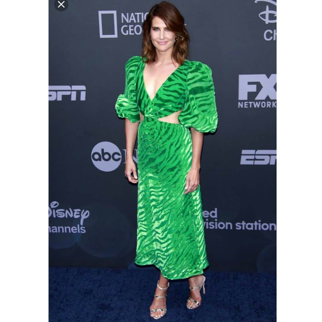 コビー・スマルダーズのインスタグラム：「Whirlwind trip to NYC for the ABC upfronts. Thank goodness I had this one beside me the whole night... thanks for 💄 : @brigittemakeup  hair: @peterbutlerhair 👗: @vivetta  Stylist: @erinwalshnyc #stumptown」