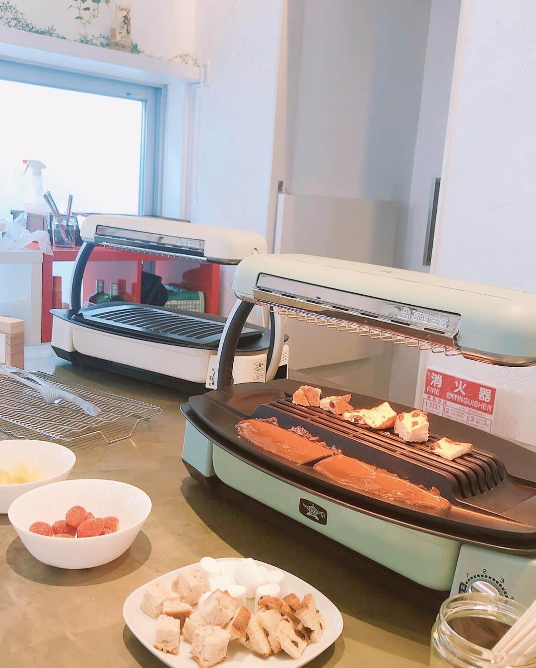 土屋香織さんのインスタグラム写真 - (土屋香織Instagram)「ඊ. Aladdin🧞‍♂️ @aladdin_jpn . スタイリッシュで大好きなアラジン。 忙しい朝も一瞬でこんがりモチモチなトーストが焼けるグラファイトトースターを愛用しています🥪 アラジン展示会へ行ってきました♪ グラファイトトースターやグリラーを使ったアンデルセンとのコラボメニューも。 Senguku Aladdinのポップな色味のアイテムはガスボンベなのでポータブル。アウトドアで使いたい♡ また欲しいアイテムが増えてしまいました😊 . . . #アラジン #センゴクアラジン #アラジン_pr #アンデルセン」5月16日 13時26分 - kaorintsuchiya