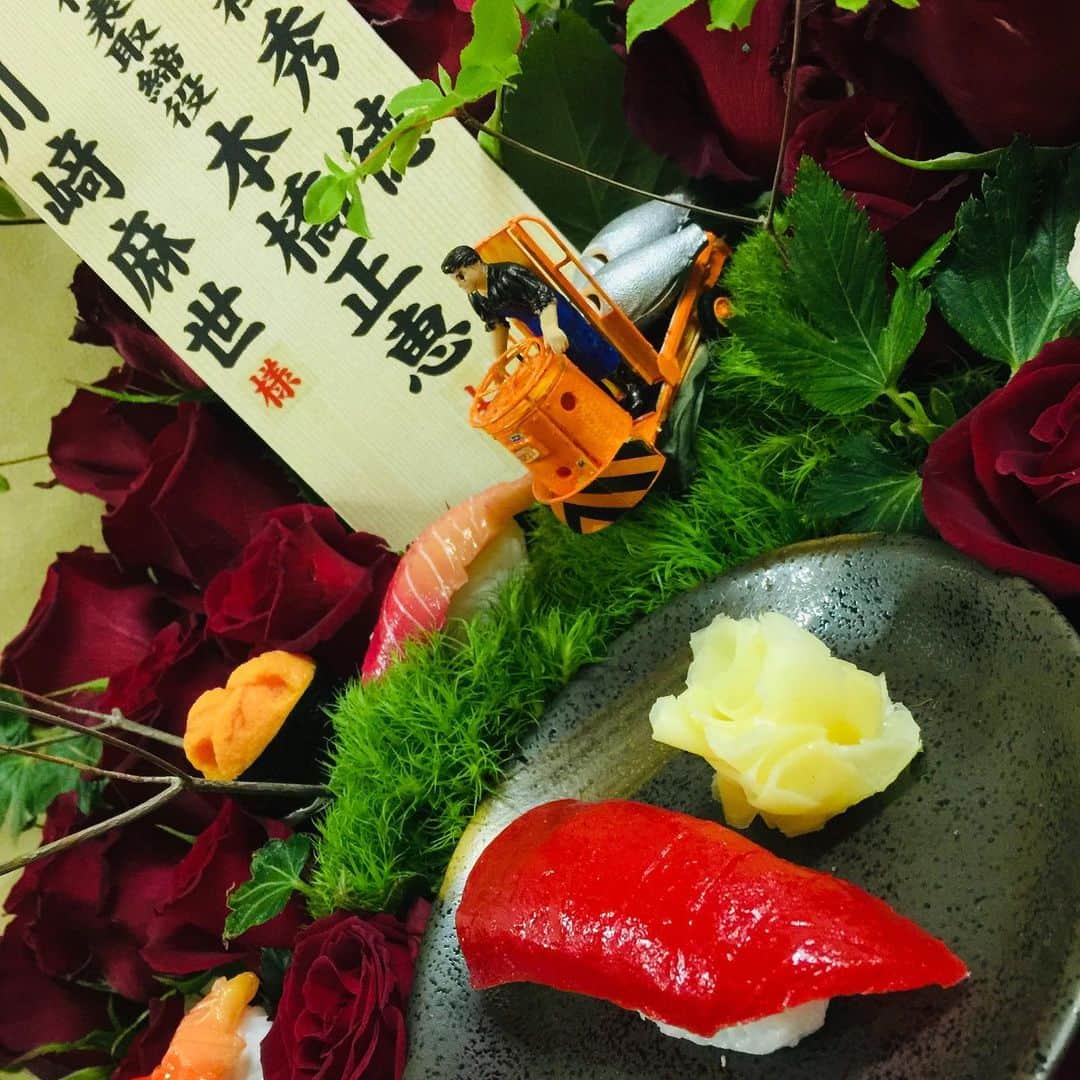 川崎麻世さんのインスタグラム写真 - (川崎麻世Instagram)「またまた築地の名店『秀徳 恵』で最高の江戸前鮨を頂いた🍣 今回は握りの数を抑えたが、今旬の生とり貝は二貫頂いた😋 明治座『細雪』の楽屋に寿司屋は新鮮を貫きたいと、新しい薔薇を贈ってくれ乗ってる寿司もバージョンアップ、マグロを運ぶターレまで付いてます。 感謝  #秀徳 #築地秀徳 #築地寿司 #川崎麻世 #川﨑麻世」5月16日 13時28分 - mayokawasaki
