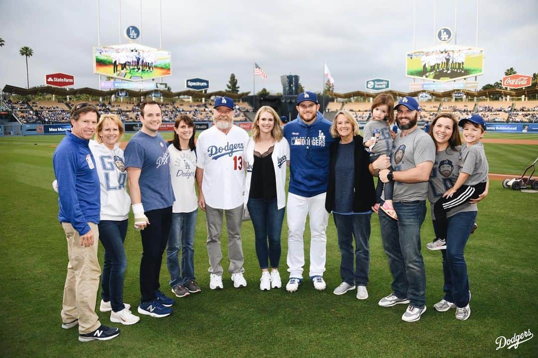 Los Angeles Dodgersさんのインスタグラム写真 - (Los Angeles DodgersInstagram)「Nothing like spending your bobblehead night with your family.」5月16日 13時29分 - dodgers