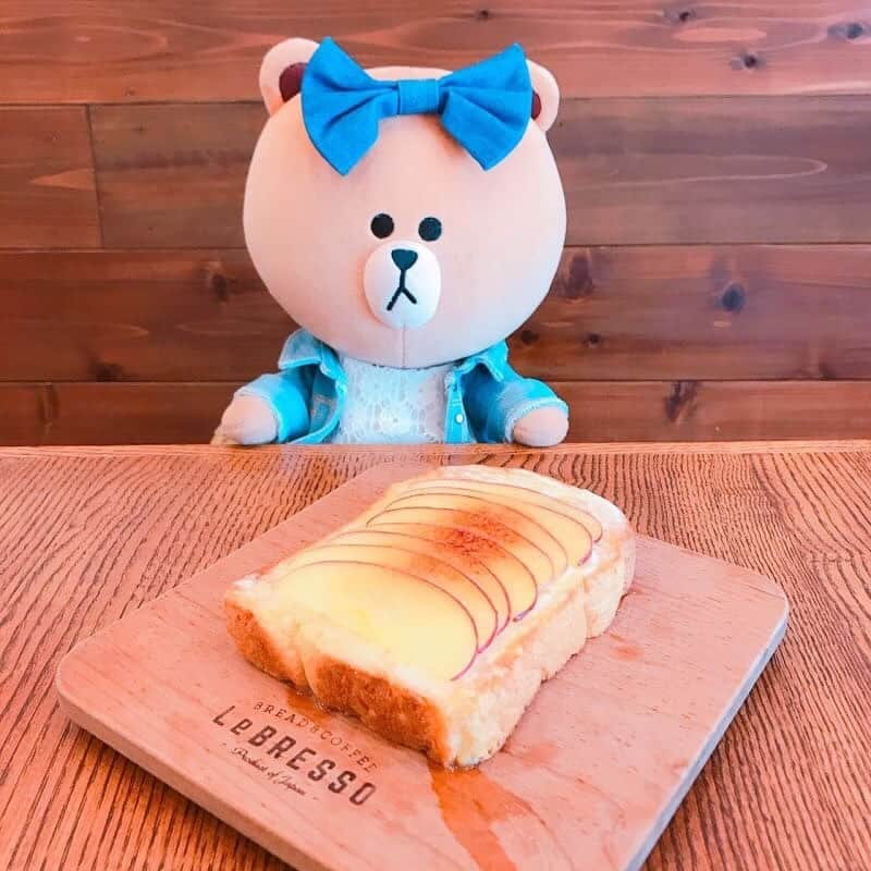 CHOCOさんのインスタグラム写真 - (CHOCOInstagram)「🍞💙🍞💙🍞💙🍞 . #行列ができる食パン専門店🍞✨ . 人気のサワークリームハニーバターアップルトースト🍽💕 やさしい甘さでホッとするな🙈 パンのテイクアウトはもちろんジャムも購入できるよ♬ . . #lebresso #レブレッソ #サワークリームハニーバターアップルトースト #武蔵小山 #linefriends #withCHOCO」5月16日 13時33分 - this_is_choco