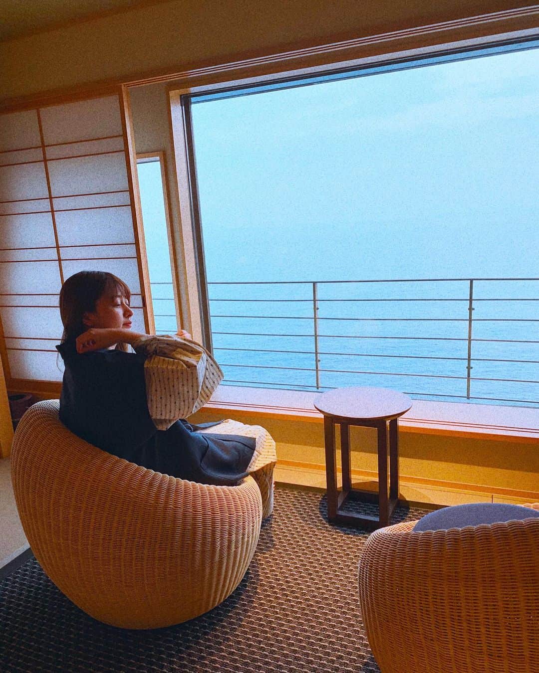 外川礼子さんのインスタグラム写真 - (外川礼子Instagram)「． 先月行った伊豆稲取にある旅館の銀水荘、とてもとても素敵だったので写真を見返してまた行きたいな〜ってしみじみ♨️🐒 ここは @relux_jp さんに紹介していただいて行ってきたのですが、贅沢すぎて本当にいいのだろうか、という気持ちになりました🤦‍♀️ お部屋から見渡せる海も綺麗で、露天風呂も気持ちよくて、食事も海産物料理が盛りだくさんで、旅館の方々の親切な接客も素晴らしくて、日々の疲れが癒されました。 とってもいい宿だったので動画をストーリーのハイライトにまとめてるので良かったら見てみて...！そして是非行ってみて...！ 素敵な時間をありがとうございました🥰 #銀水荘 #伊豆 #伊豆稲取 #温泉 #旅館 #露天風呂 #旅行」5月16日 13時34分 - reeei97