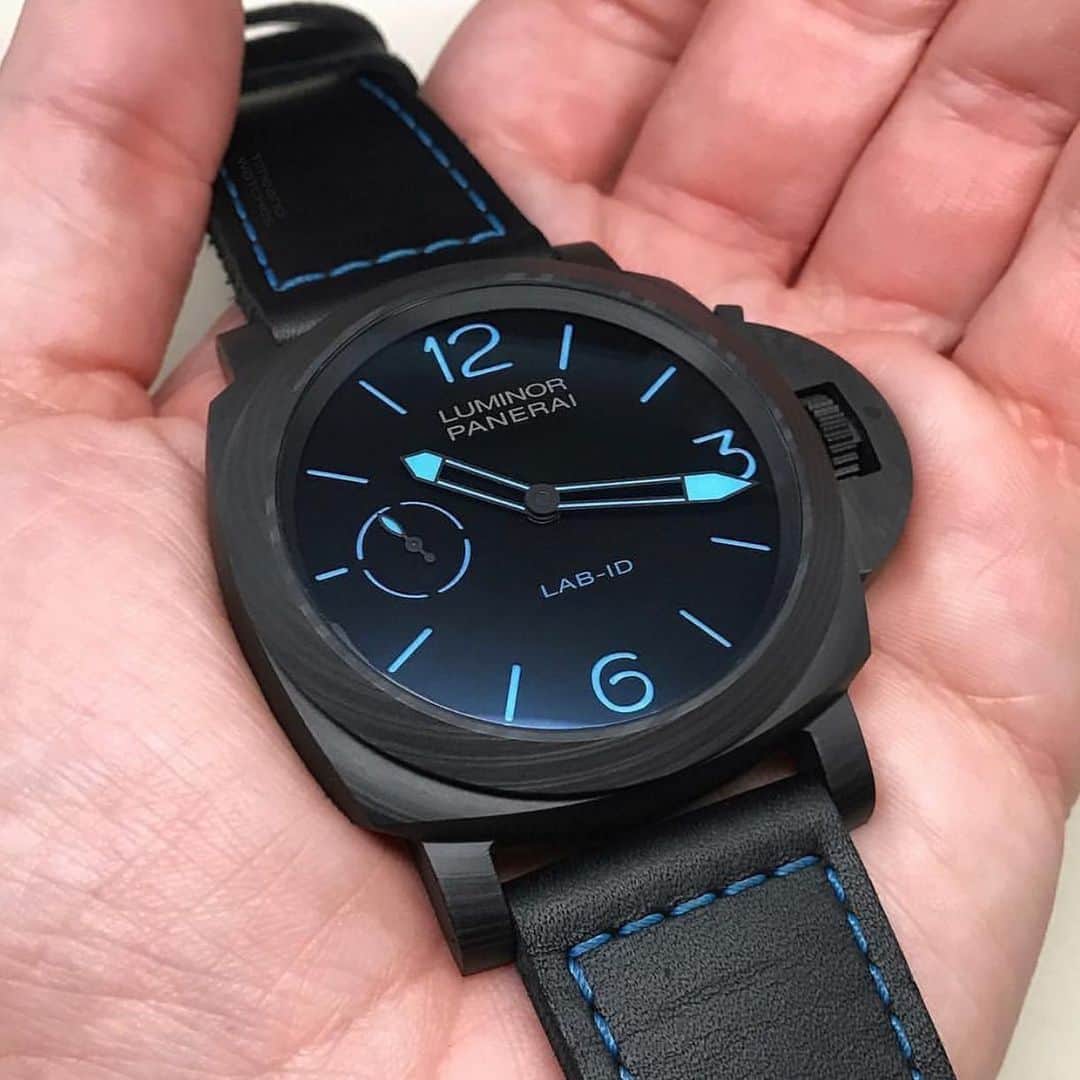 パネライのインスタグラム：「Let’s end the night with the futuristic #Panerai #PAM700 Lab ID. With a movement that doesn’t need servicing for 50 years thanks to advancements in materials not needing lubrication and only 4 jewels. You can read all about all the other tech that went into it like the case, ultra black dial, and etched crystal on our website. You can click the link in our profile to go direct. Only 50 of these pieces are made and cost 51,400 USD. pic by @timeandwatches #paneraicentral」