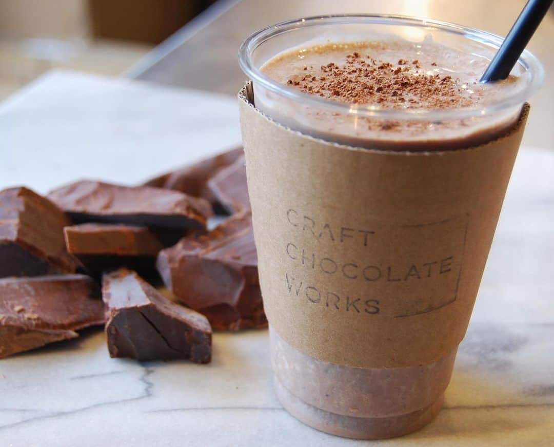 CRAFT CHOCOLATE WORKSさんのインスタグラム写真 - (CRAFT CHOCOLATE WORKSInstagram)「. 今年もcold chocolatのご提供が はじまりました。 . カカオニブ入りの 喉ごしすっきりとした チョコレートシェイク。 . bean to bar chocolateも ふんだんに使っています。 . . #craftchocolateworks  #クラフトチョコレートワークス  #クラフトチョコレート  #cacao #beantobar #ビーントゥバー  #チョコレート #チョコレート専門店  #コールドショコラ #チョコレートシェイク  #シェイク #カカオニブ  #三宿 #池尻大橋 #三軒茶屋 #世田谷公園 #東京 #japan #東京チョコレート　#東京スイーツ　#東京カフェ」5月16日 13時38分 - craft_chocolate_works
