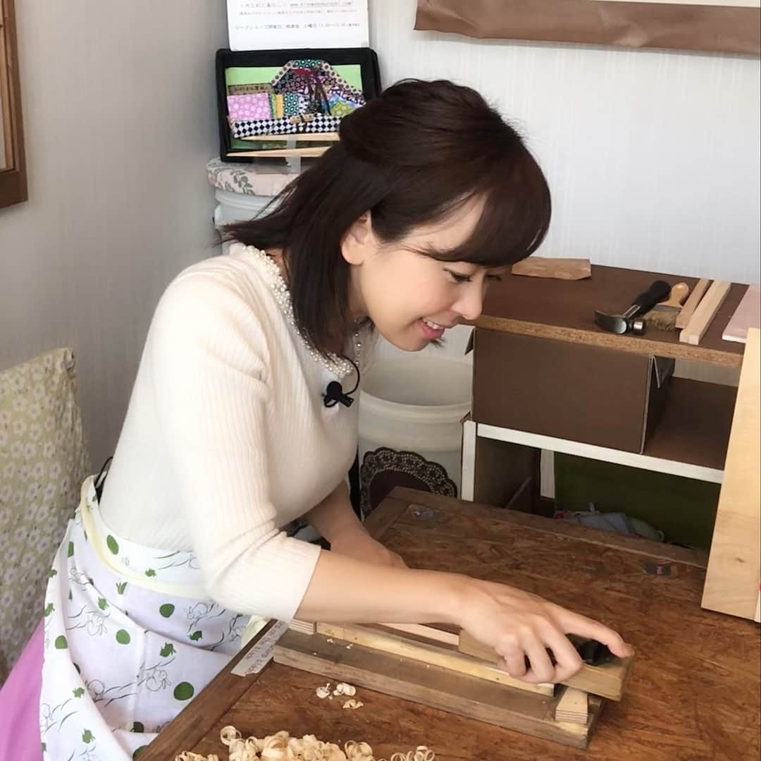 菊池良子さんのインスタグラム写真 - (菊池良子Instagram)「ロケで箸作りを体験🥢  檜の香りに癒されました✨先生が優しく教えて下さったので鉋の使い方もマスターしました🔪 【木と和と暮らし】で検索してみてください☺︎ #箸作り #箸作り体験 #ワークショップ #手作り #練馬 #練馬観光 #中村橋 #ロケ #取材 #フリーアナウンサー #ねりまほっとライン #日本の文化 #chopsticks #workshop #handmade #japaneseculture #announcer」5月16日 13時44分 - kikuryo627happy