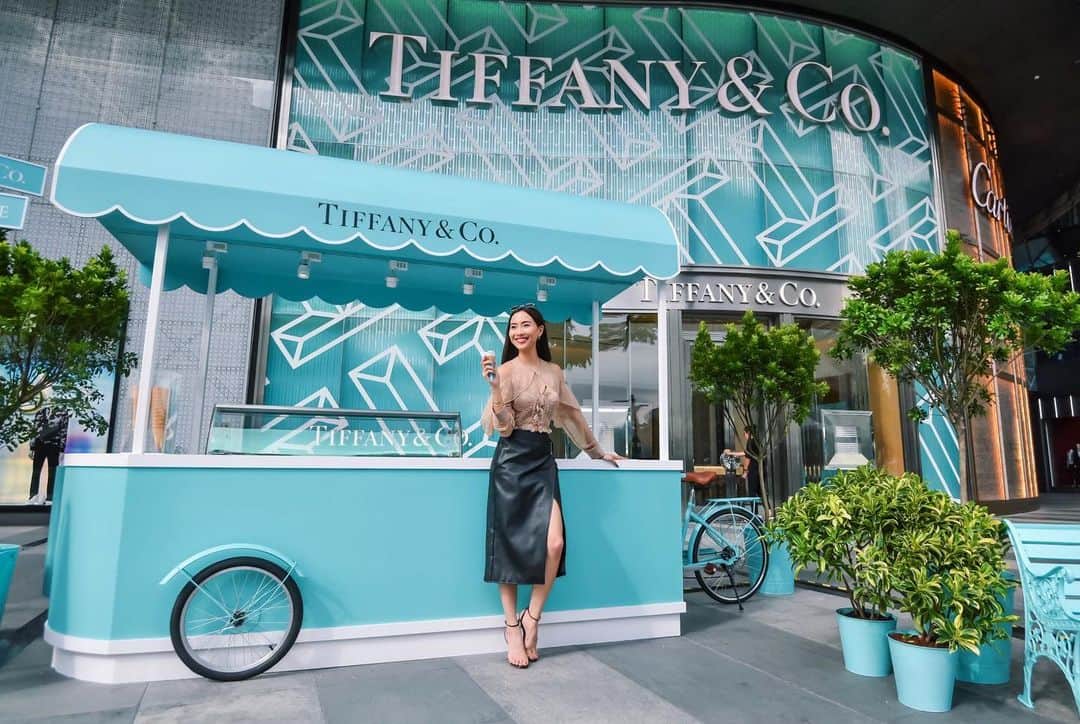 ソニアのインスタグラム：「Personal confession: I’m a literal magpie - attracted to everything shiny (so don’t leave me alone in a @tiffanyandco store! Their signature blue box makes everything even prettier🤣) . Tiffany is celebrating the launch of their new True Collection with a Tiffany Blue Bench Takeover in Singapore!  See if you can spot one of these benches that will be appearing around town - mine can be found at the Tiffany & Co. boutique at ION Orchard! More locations will be revealed. Check the Tiffany & Co event page for more clues! . #BelieveInLove #TiffanySingapore」