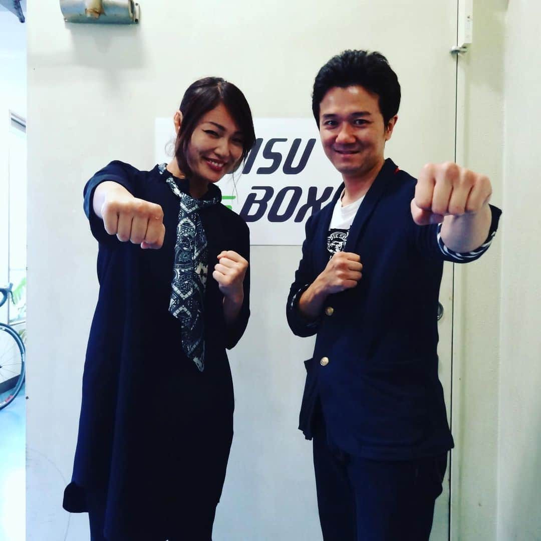 木村悠さんのインスタグラム写真 - (木村悠Instagram)「#恵比寿 にある  #ksbox  ボクシングジムで、世界戦を控える #吉田実代 選手のインタビューをしてきました！ 吉田さんは、#シングルマザー ボクサーとして子育てしながらの環境でボクサーとして活躍してます！  とっても魅力的な選手なので、いい記事を書いて皆さんに知ってもらいたいたいですね！ #Yahooニュース で公開しますのでお楽しみに！ ありがとうございました！  #ボクシング #boxing #トレーニング  #ボクサー  #世界チャンピオン #champion  #チャンピオン #木村悠 #二刀流 #boxer  #子育て #女子ボクシング  #拳闘女子」5月16日 14時02分 - kimura.yu